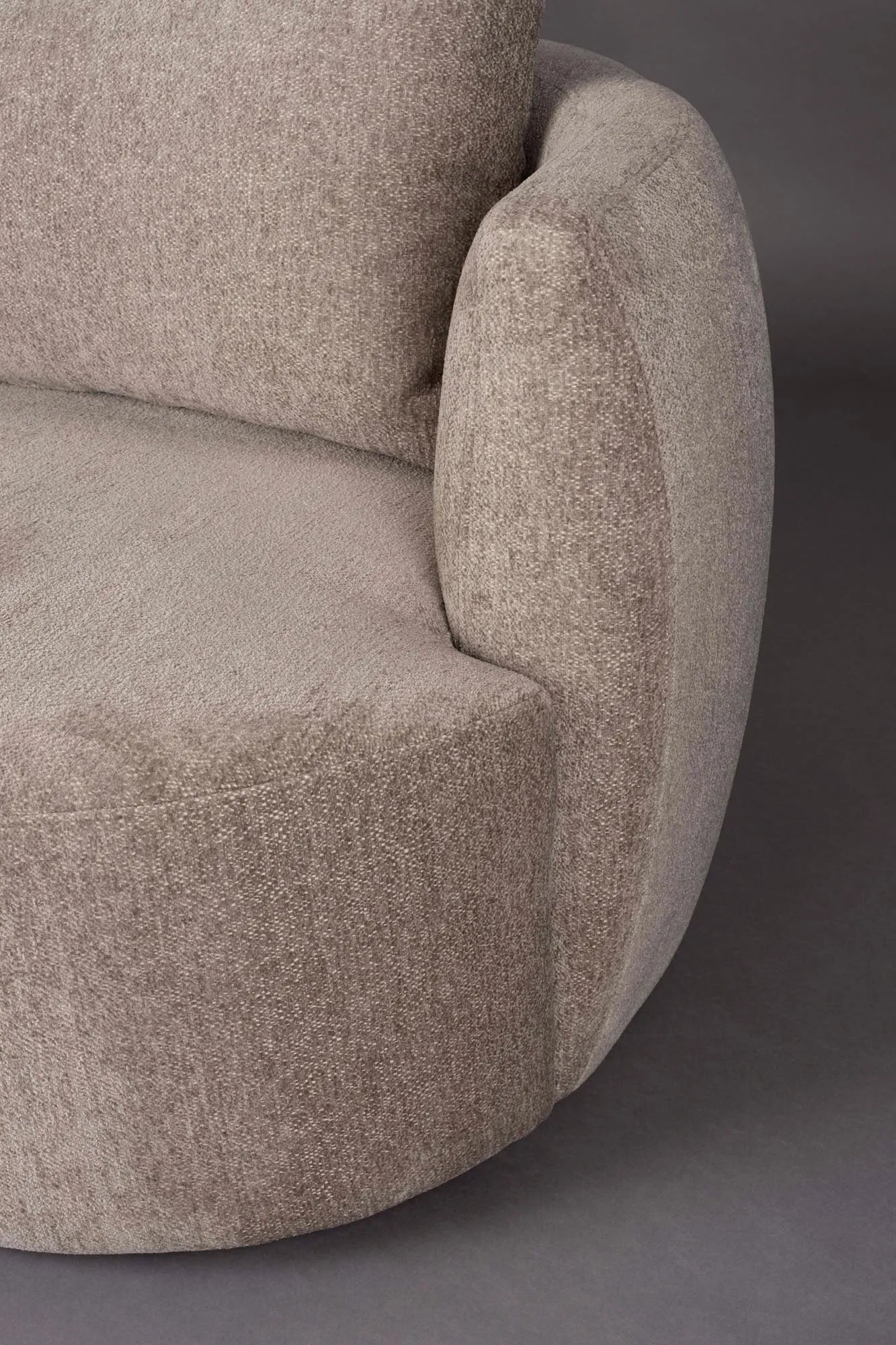Der Rocca Lounge Stuhl von Dutchbone vereint organische Eleganz und Komfort, inspiriert von der Natur, in einem stilvollen Design.