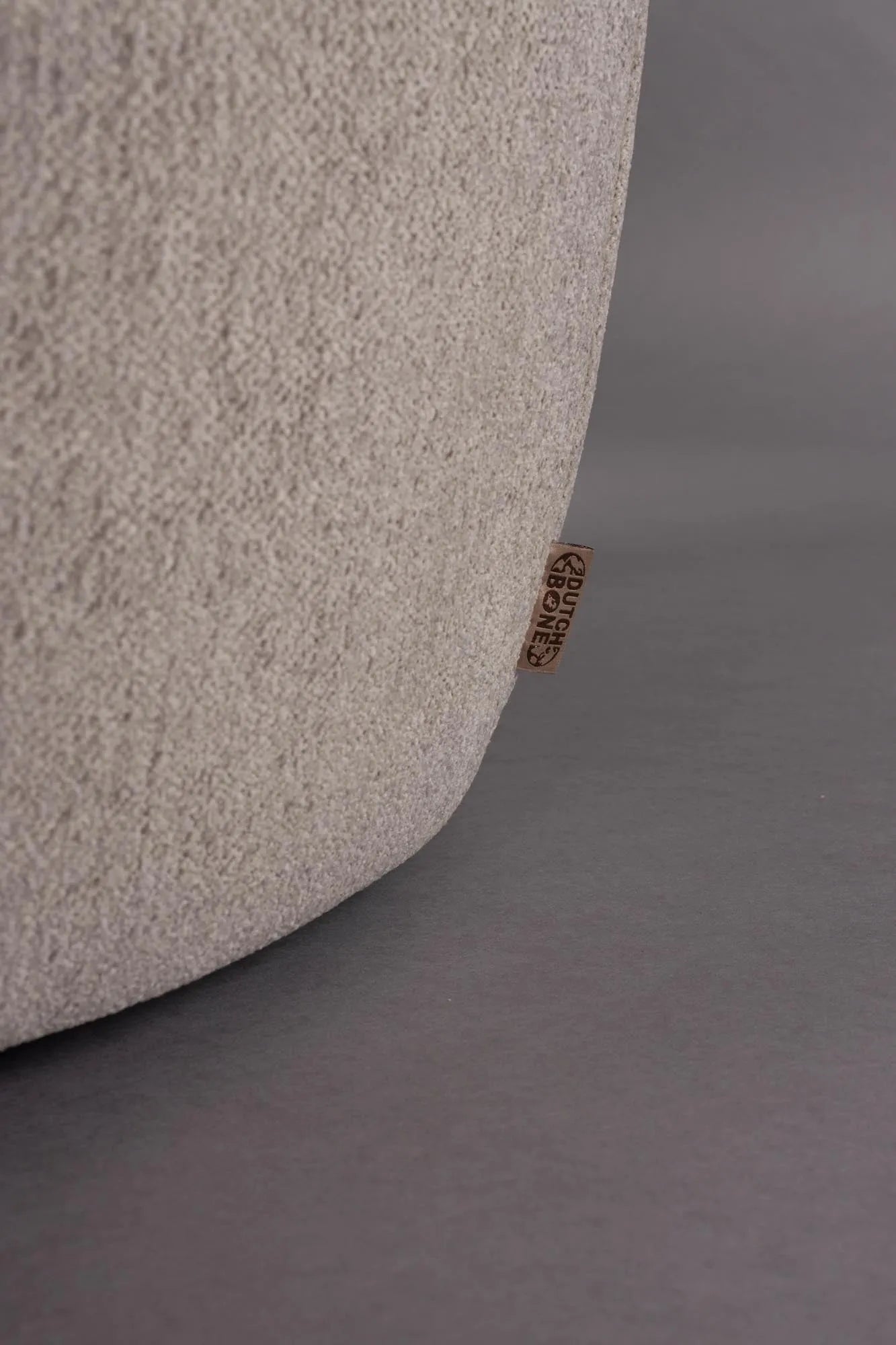 Der Rocca Lounge Stuhl von Dutchbone vereint organische Eleganz und Komfort, inspiriert von der Natur, in einem stilvollen Design.