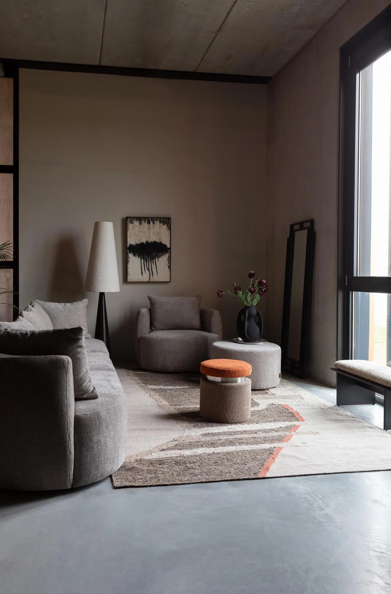 Der Rocca Lounge Stuhl von Dutchbone vereint organische Eleganz und Komfort, inspiriert von der Natur, in einem stilvollen Design.