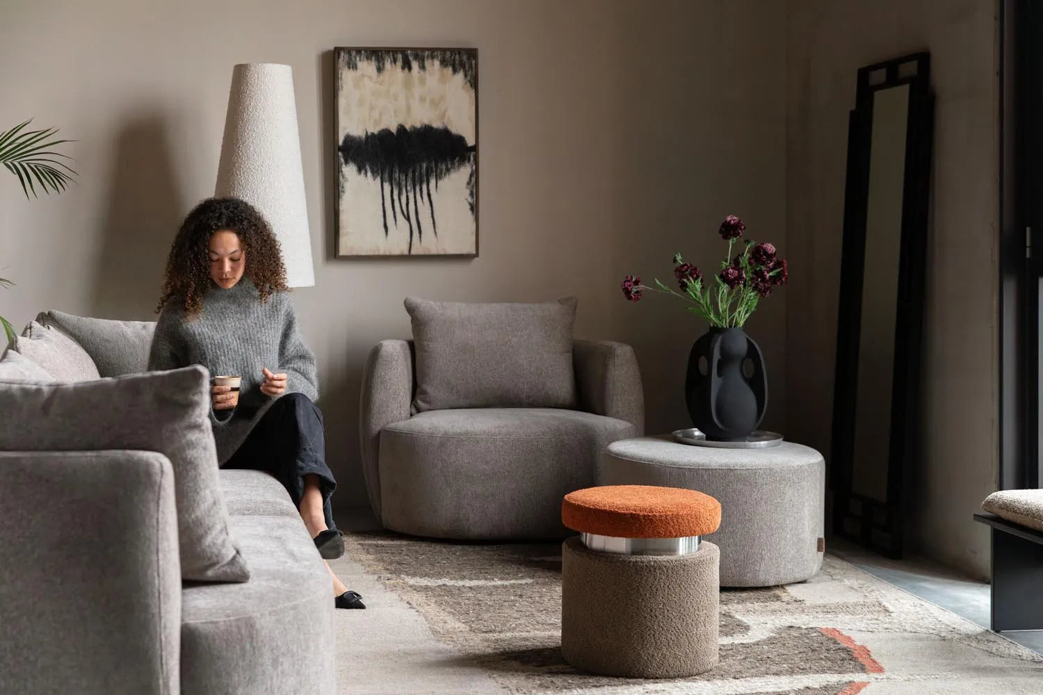 Der Rocca Lounge Stuhl von Dutchbone vereint organische Eleganz und Komfort, inspiriert von der Natur, in einem stilvollen Design.