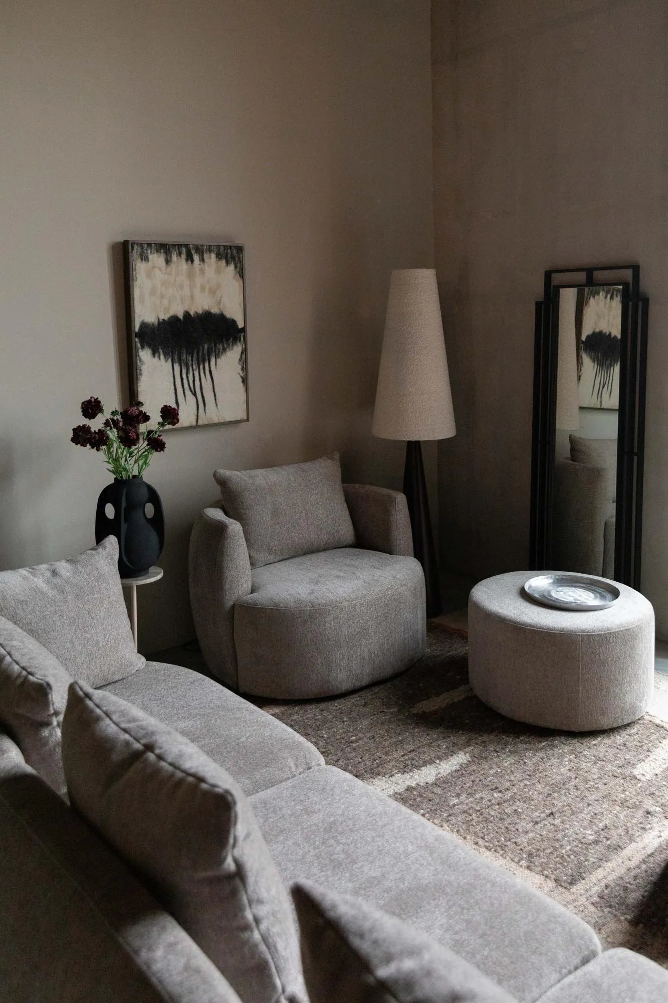 Der Rocca Lounge Stuhl von Dutchbone vereint organische Eleganz und Komfort, inspiriert von der Natur, in einem stilvollen Design.