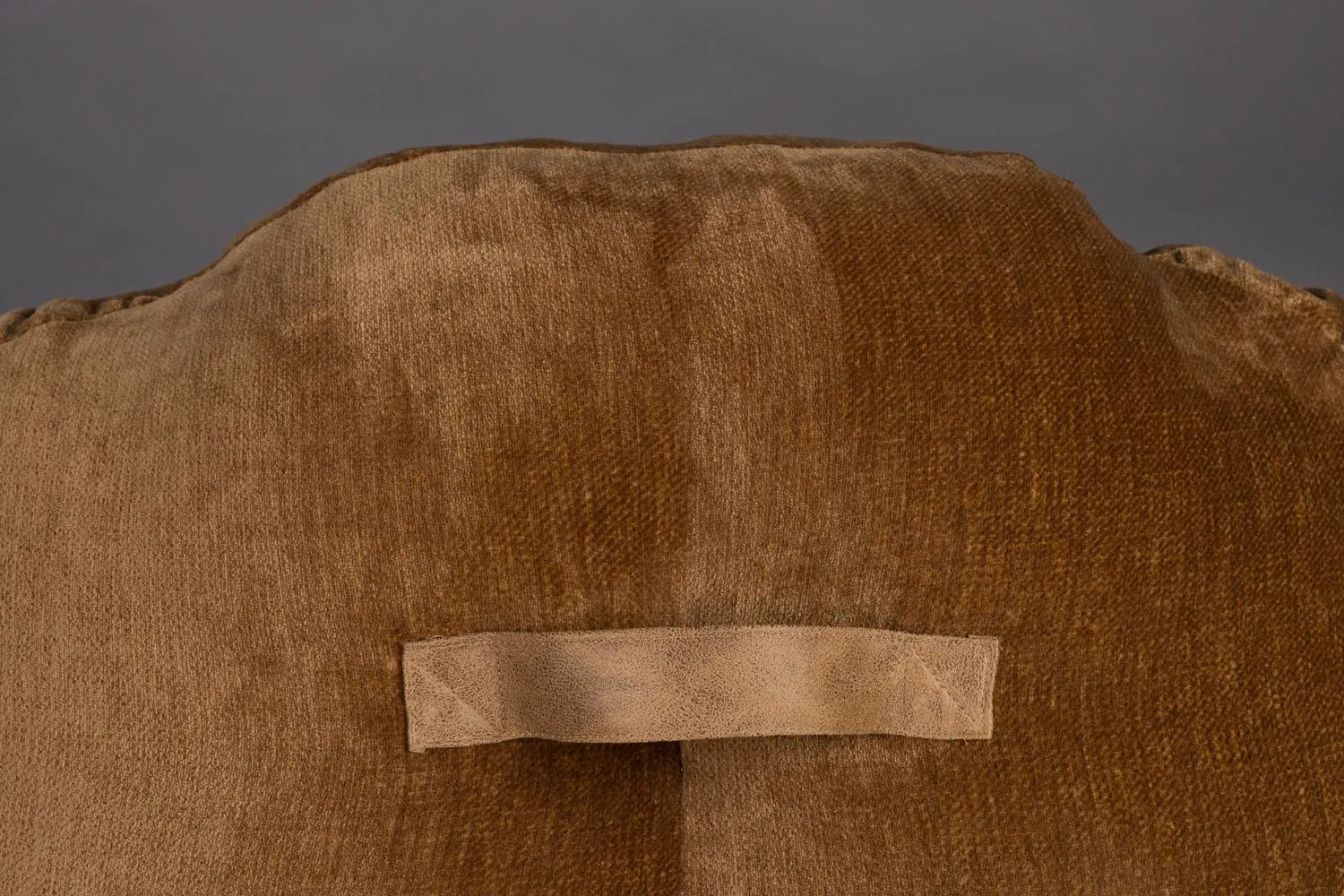 Der Loungesessel Tombag von Dutchbone: Stilvoller Komfort mit samtiger Oberfläche, praktischer Seitentasche und nostalgischem Flair.