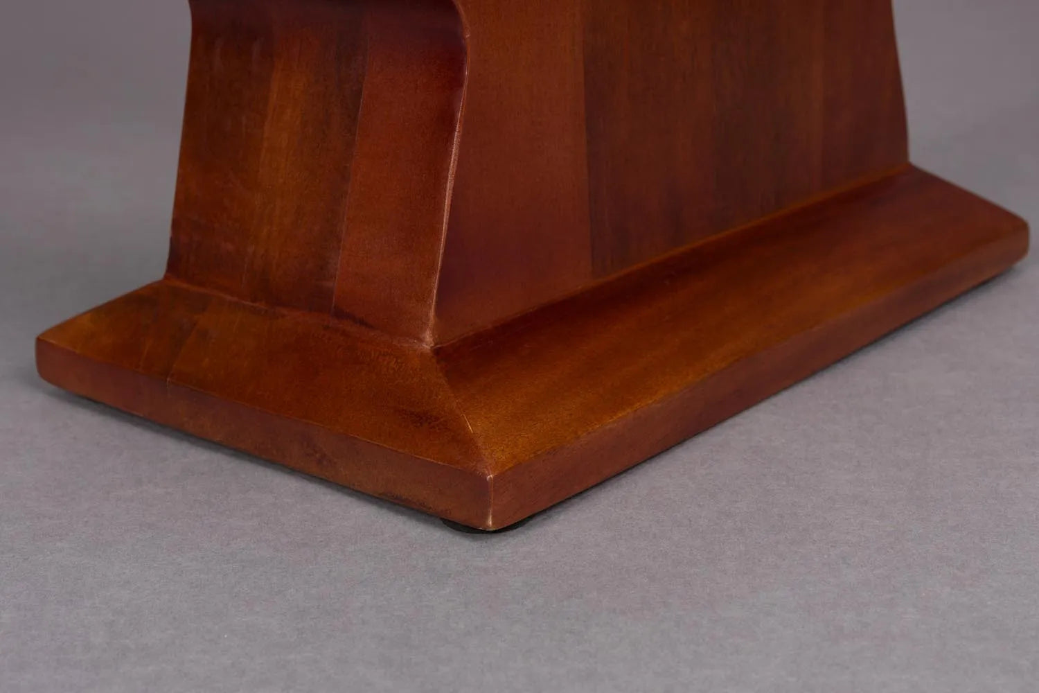 Der Beistelltisch Pilaster von Dutchbone besticht durch sein edles Design und seine vielseitige Einsetzbarkeit in jedem Raum.