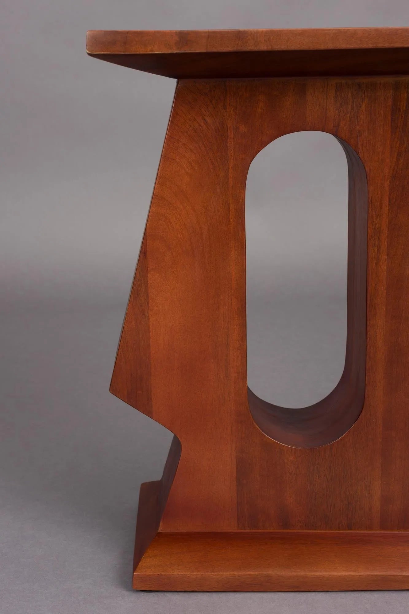 Der Dutchbone Beistelltisch Pilaster kombiniert stilvolle Eleganz mit Funktionalität und ist ideal für zeitgemäße Wohnräume.