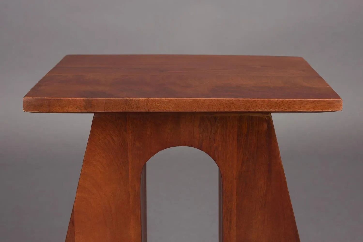 Der Beistelltisch Pilaster von Dutchbone besticht durch modernes Design und Funktionalität, ideal für ein elegantes Wohnambiente.