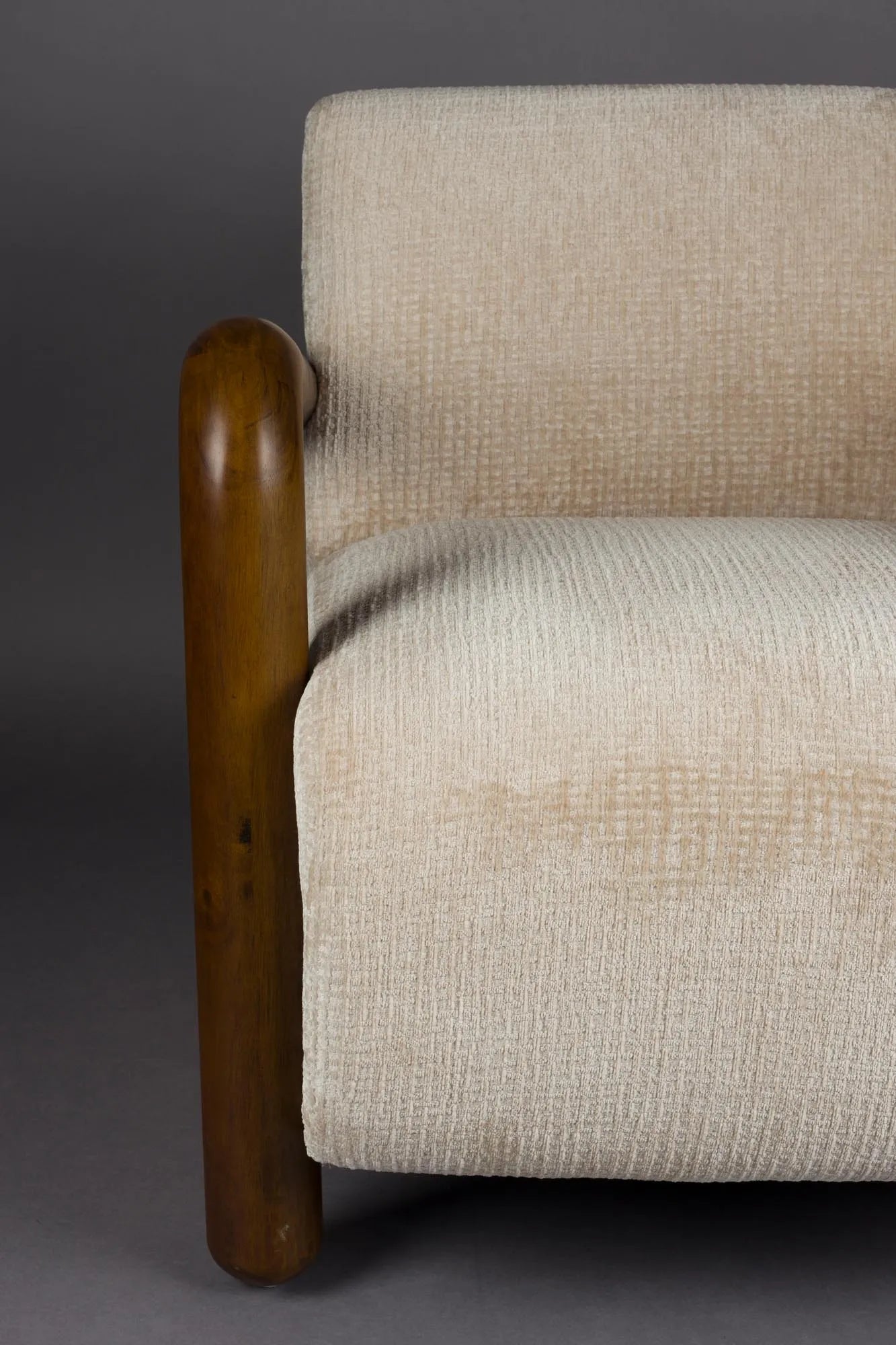 Der Loungesessel Robinson vereint Vintage-Charme mit modernem Komfort, ideal für stilvolle Entspannung.