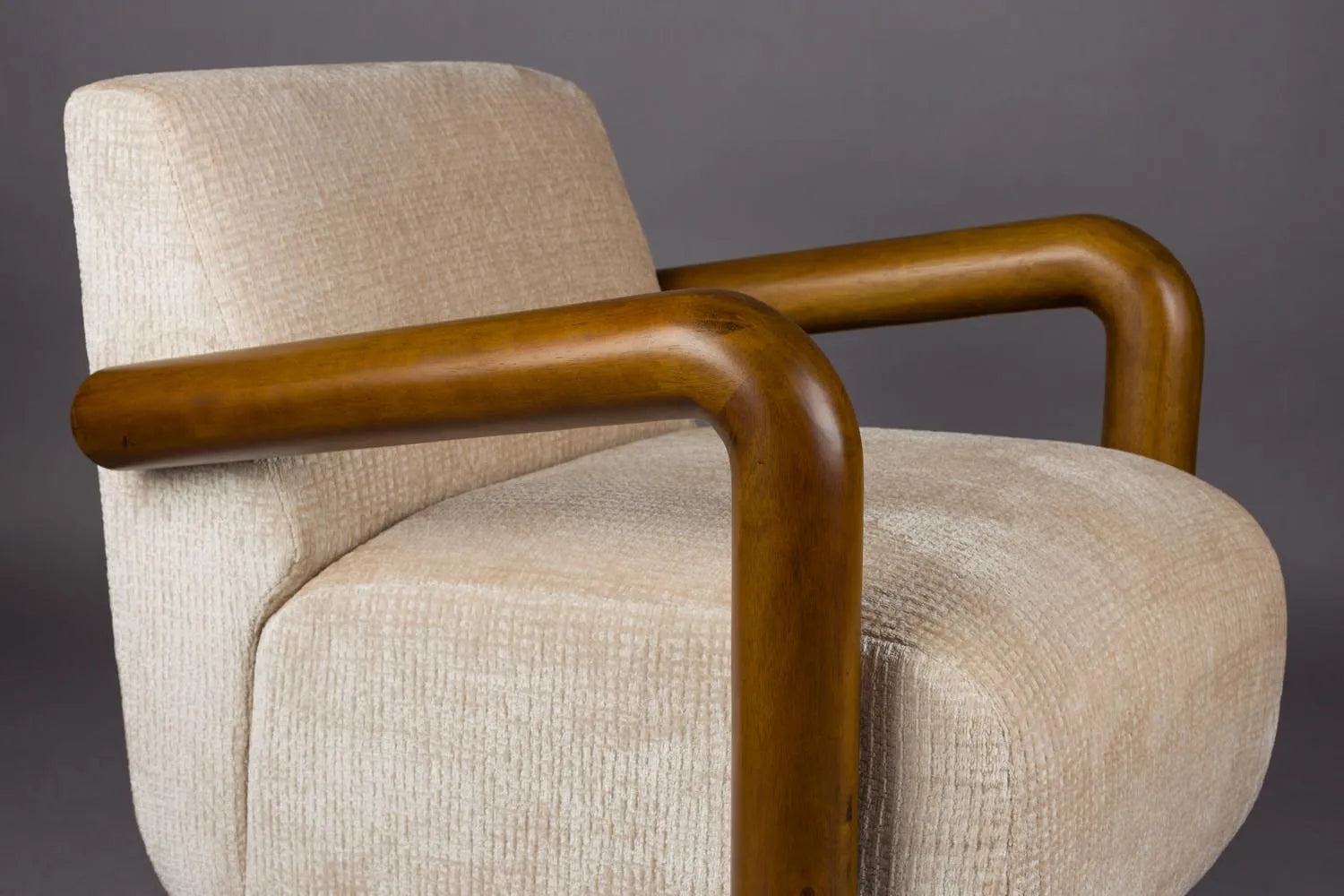 Der Loungesessel Robinson vereint Vintage-Charme mit modernem Komfort, ideal für stilvolle Entspannung.