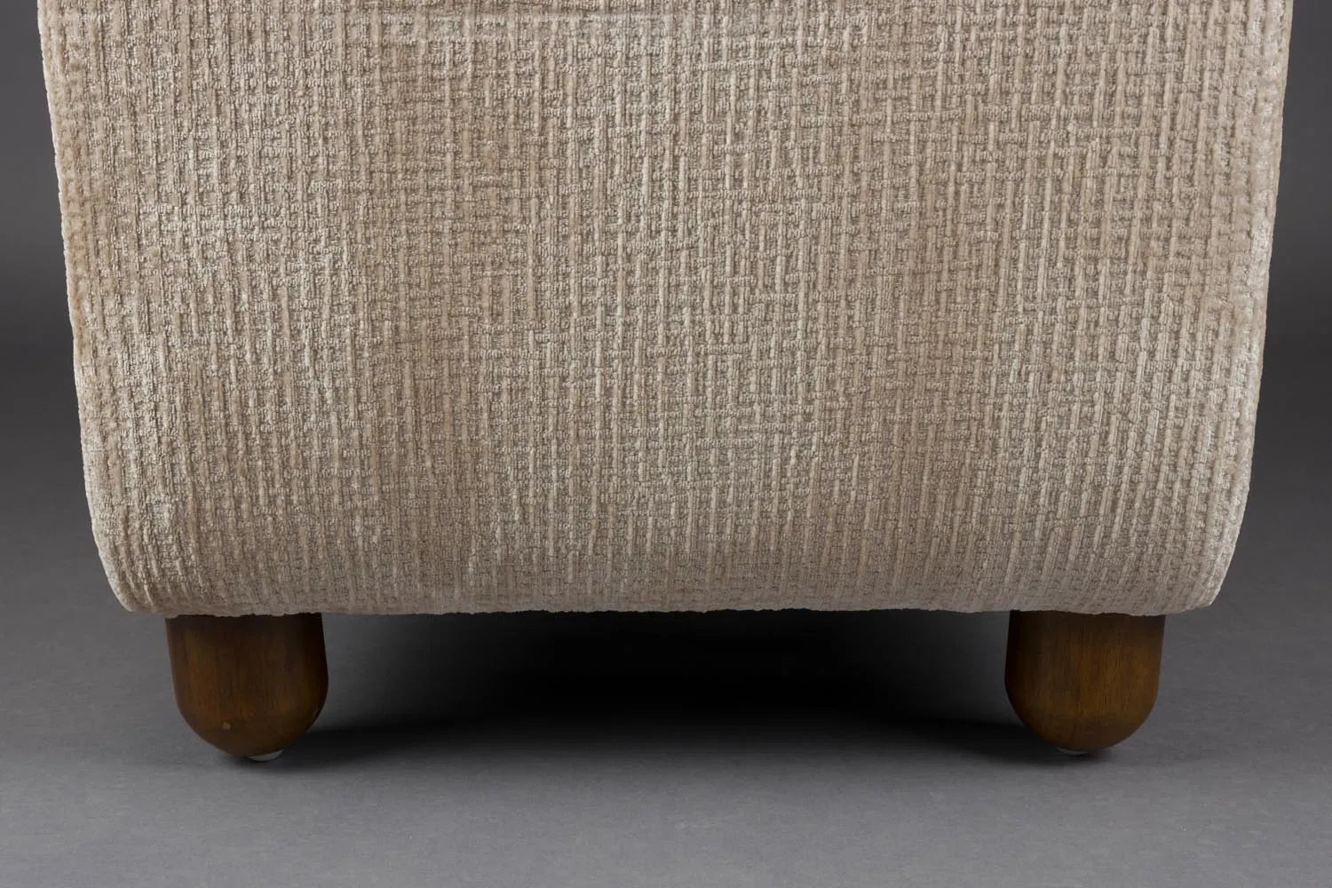 Der Loungesessel Robinson vereint Vintage-Charme mit modernem Komfort, ideal für stilvolle Entspannung.