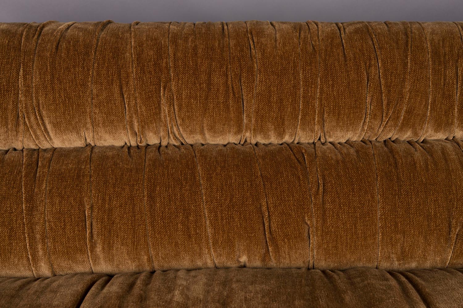 Das Sofa Douglas von Dutchbone bietet elegantes Design und hohen Komfort, perfekt für zeitgemäße Wohnräume.