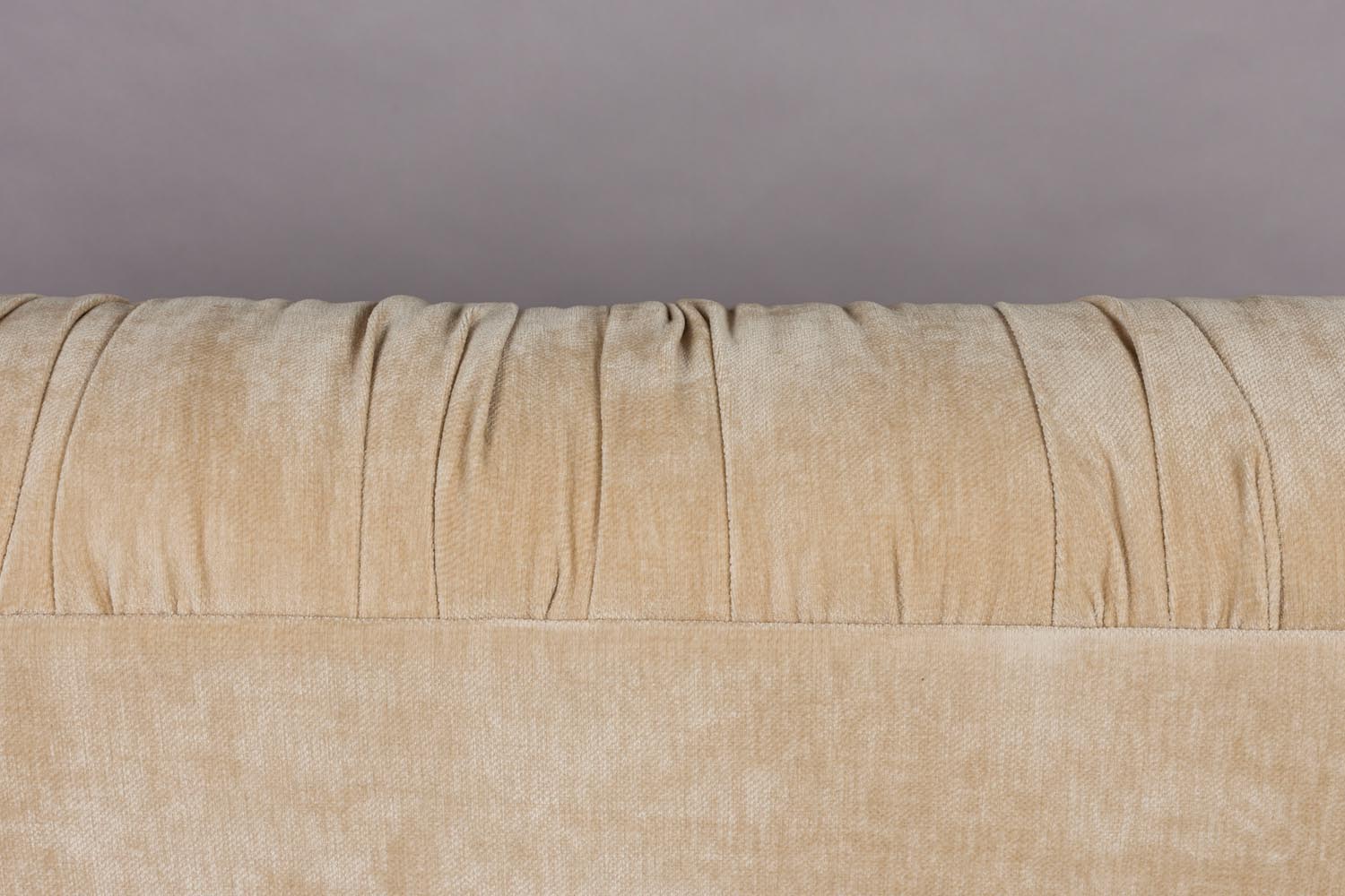 Das Sofa Douglas von Dutchbone bietet elegantes Design und hohen Komfort, perfekt für zeitgemässe Wohnräume.