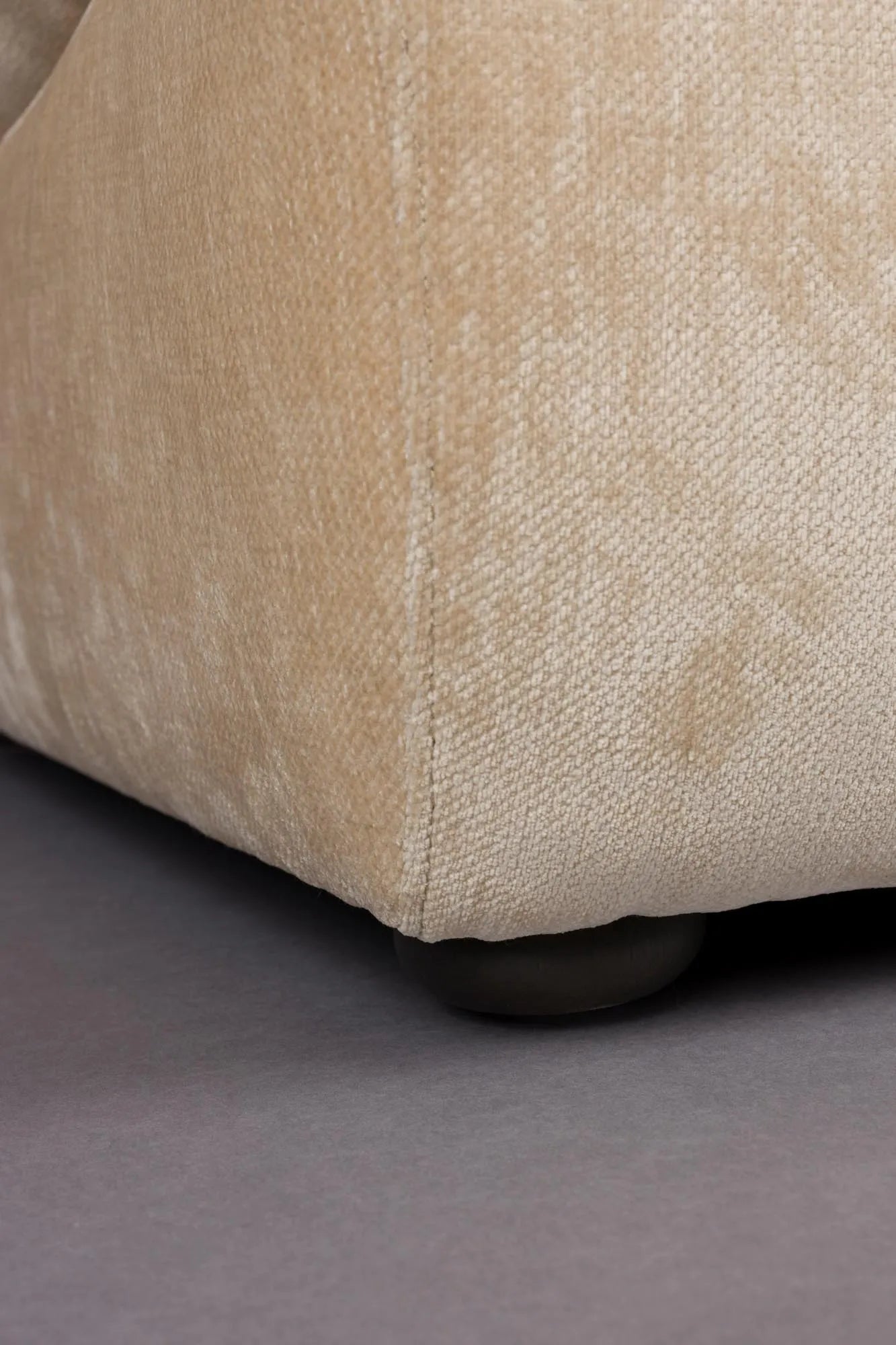 Der Loungesessel Radley von Dutchbone vereint Komfort und Stil mit weichen Kissen und eleganten Holzbeinen für Ihr Zuhause.