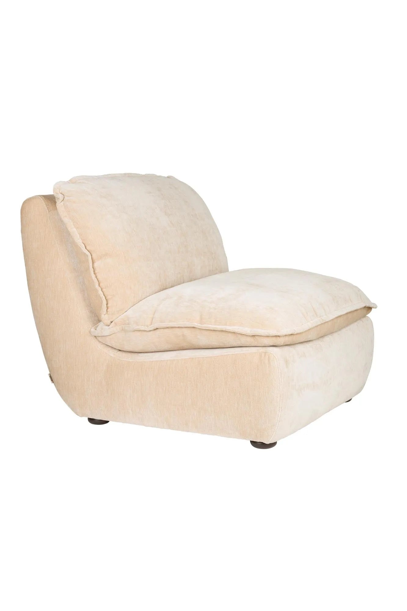 Der Loungesessel Radley von Dutchbone vereint Komfort und Stil mit weichen Kissen und eleganten Holzbeinen für Ihr Zuhause.
