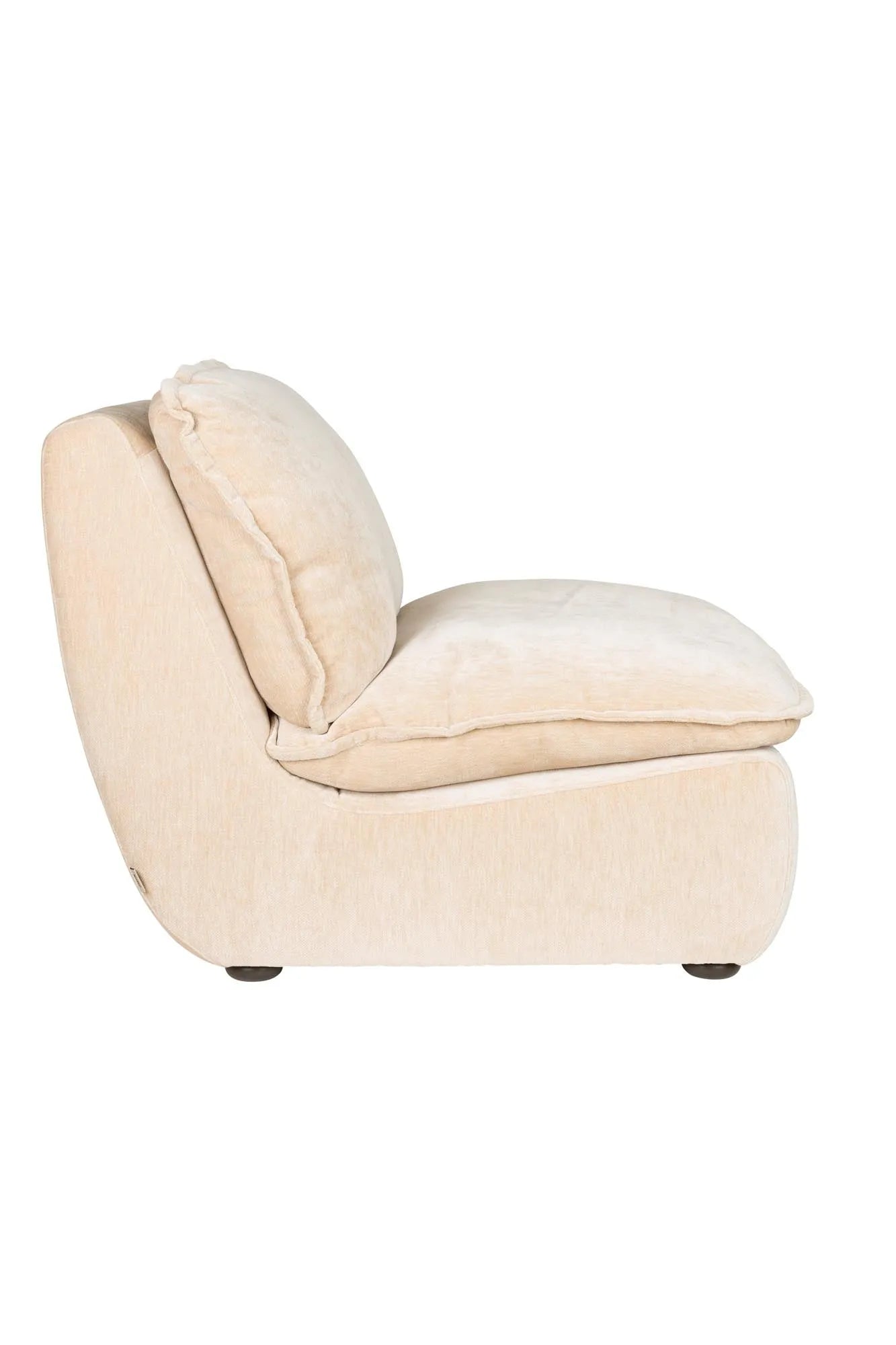 Der Loungesessel Radley von Dutchbone vereint Komfort und Stil mit weichen Kissen und eleganten Holzbeinen für Ihr Zuhause.