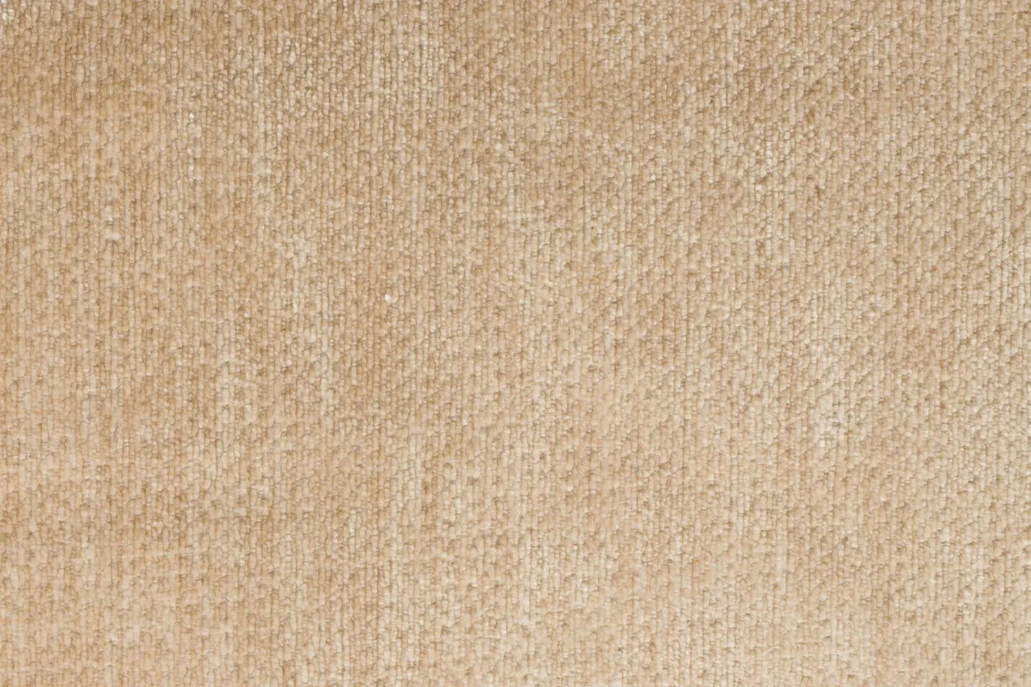 Der Loungesessel Radley von Dutchbone vereint Komfort und Stil mit weichen Kissen und eleganten Holzbeinen für Ihr Zuhause.