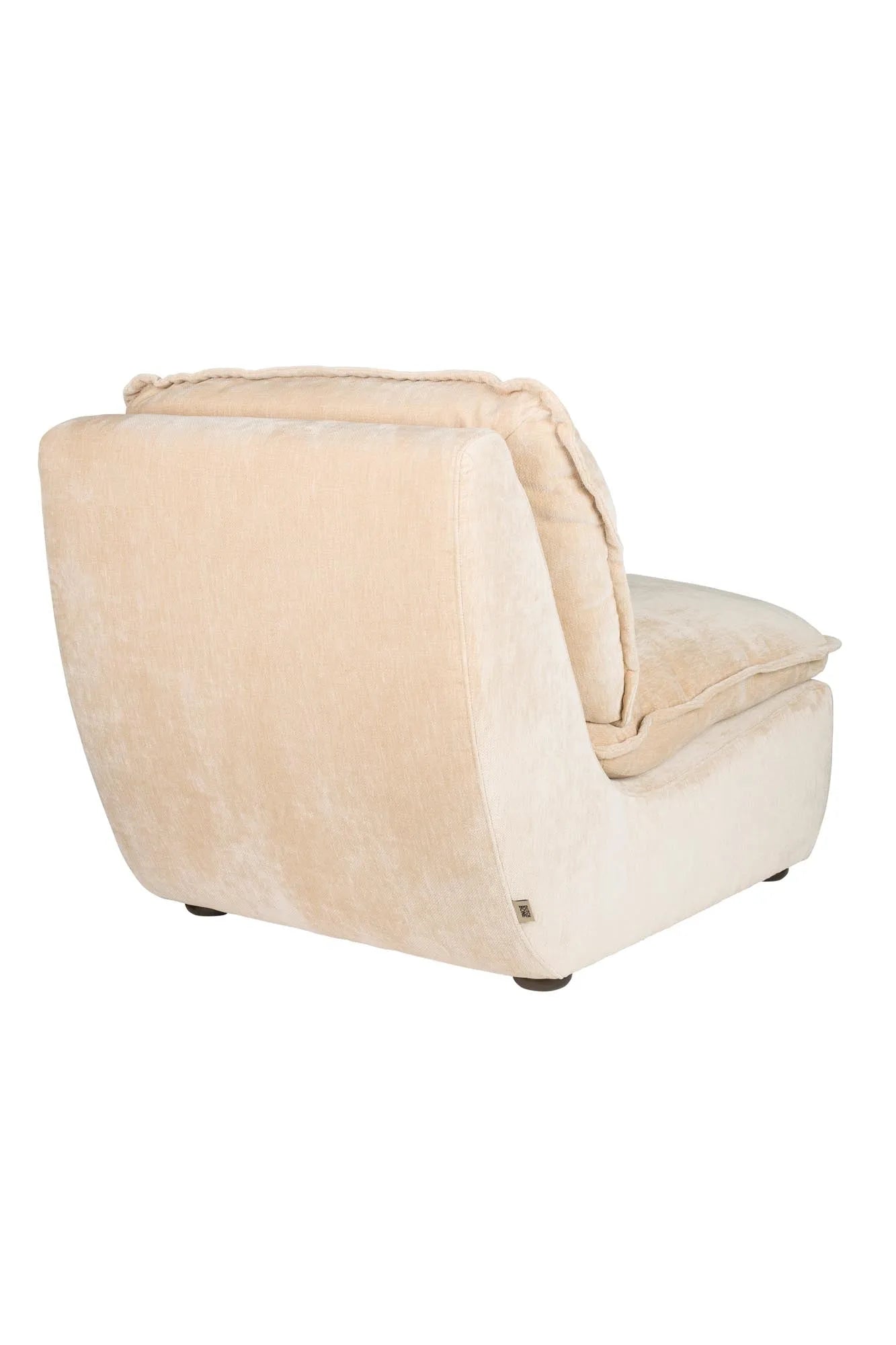 Der Loungesessel Radley von Dutchbone vereint Komfort und Stil mit weichen Kissen und eleganten Holzbeinen für Ihr Zuhause.