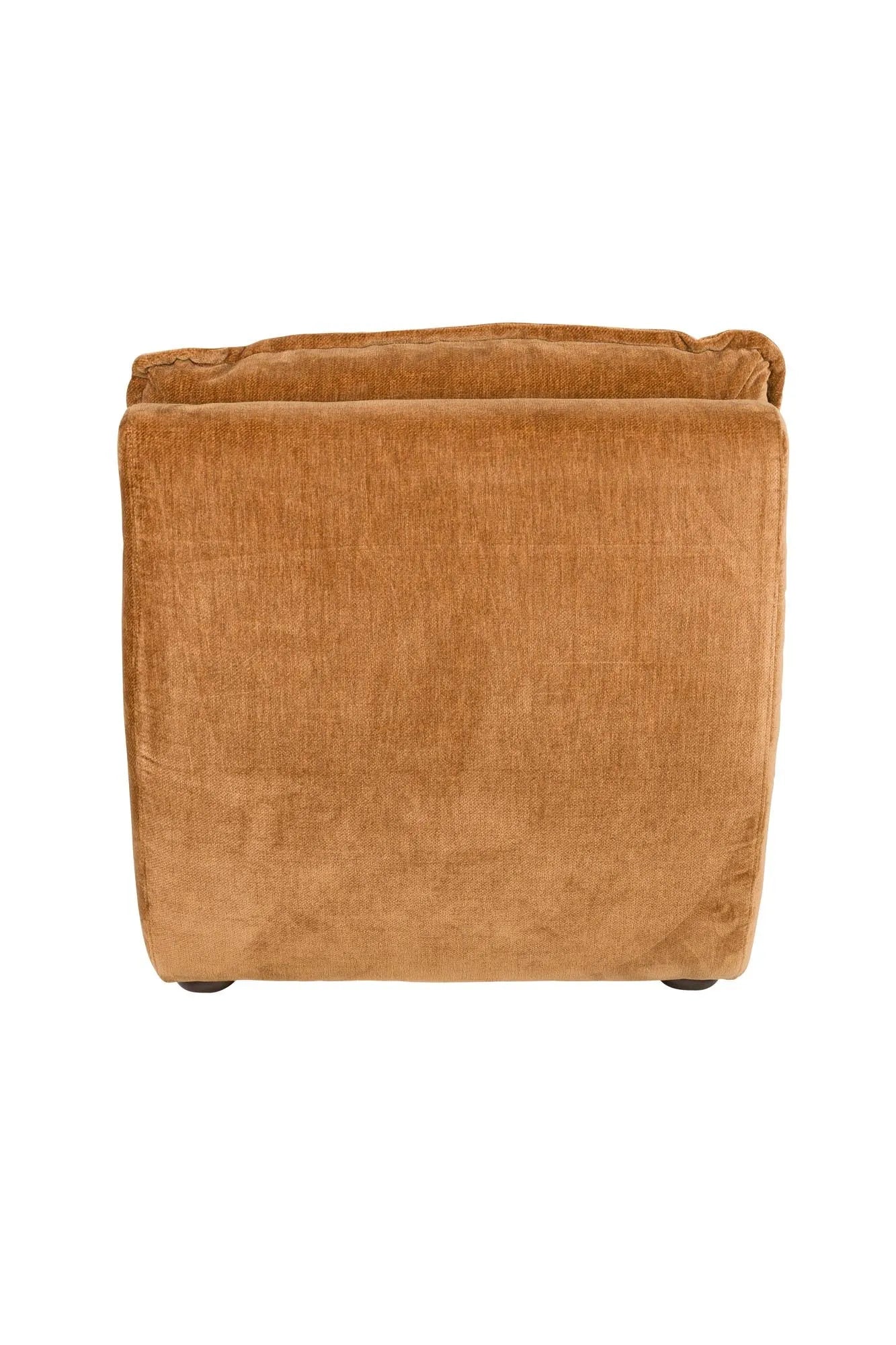 Der Loungesessel Radley von Dutchbone vereint Komfort und Stil mit weichen Kissen und eleganten Holzbeinen für Ihr Zuhause.