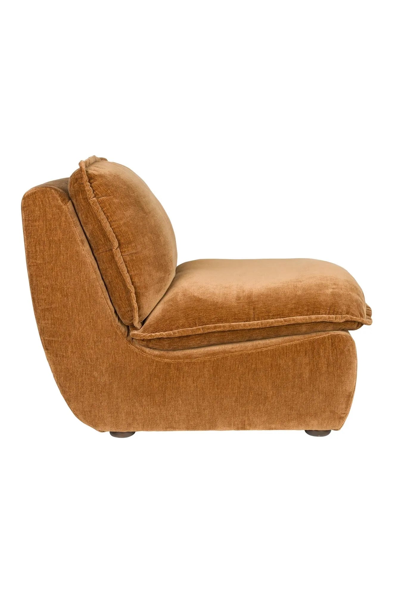 Der Loungesessel Radley von Dutchbone vereint Komfort und Stil mit weichen Kissen und eleganten Holzbeinen für Ihr Zuhause.