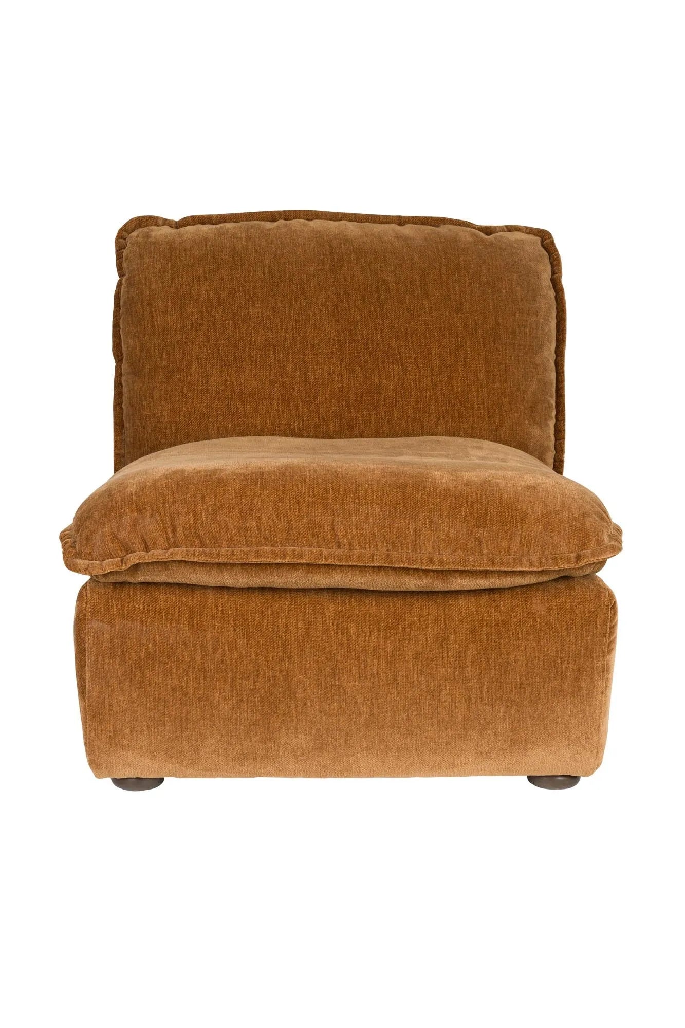 Der Loungesessel Radley von Dutchbone vereint Komfort und Stil mit weichen Kissen und eleganten Holzbeinen für Ihr Zuhause.