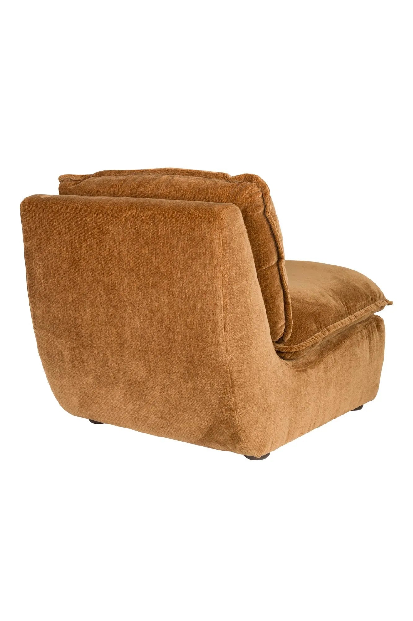 Der Loungesessel Radley von Dutchbone vereint Komfort und Stil mit weichen Kissen und eleganten Holzbeinen für Ihr Zuhause.
