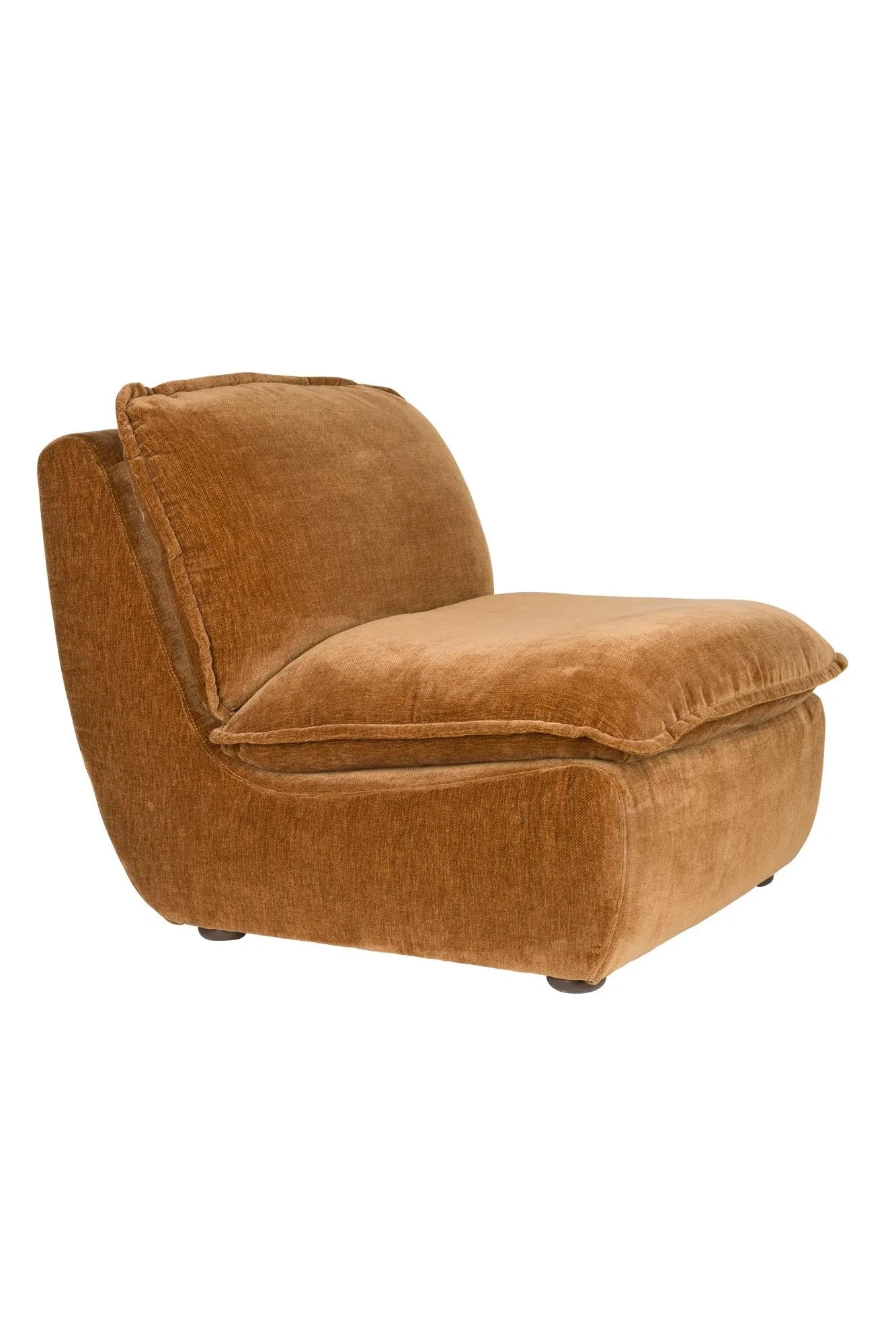 Der Loungesessel Radley von Dutchbone vereint Komfort und Stil mit weichen Kissen und eleganten Holzbeinen für Ihr Zuhause.