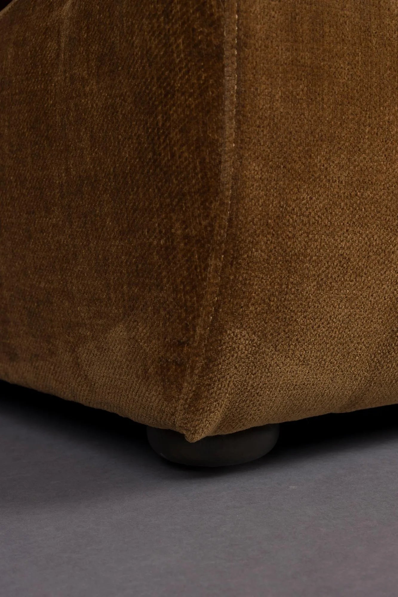 Der Loungesessel Radley von Dutchbone vereint Komfort und Stil mit weichen Kissen und eleganten Holzbeinen für Ihr Zuhause.
