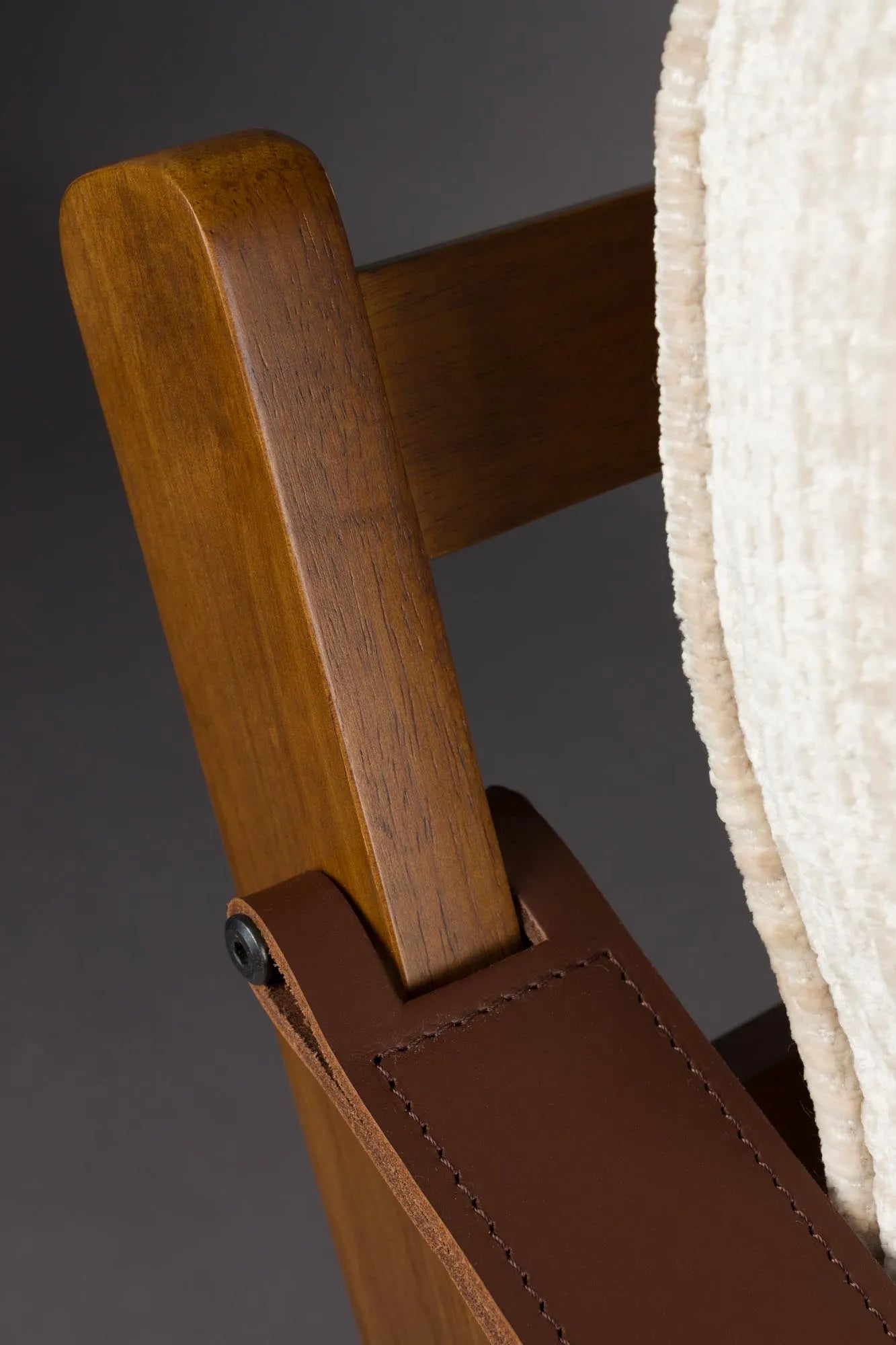 Der Loungesessel Washington vereint edles Mangoholz mit Vintage-Charme und bietet stilvollen Komfort für jeden Raum.