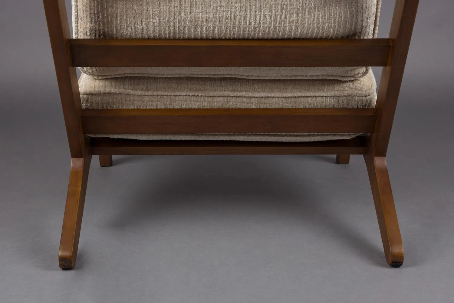 Der Loungesessel Washington vereint edles Mangoholz mit Vintage-Charme und bietet stilvollen Komfort für jeden Raum.