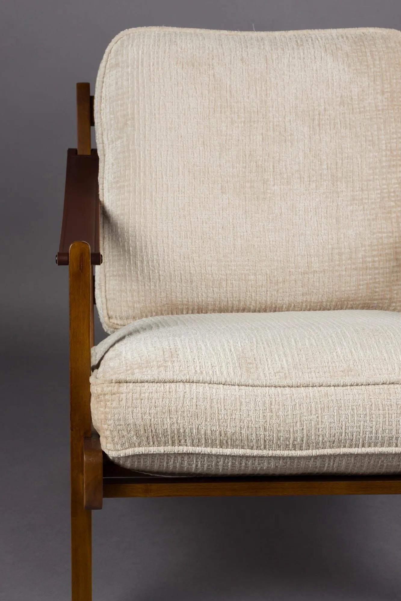 Der Loungesessel Washington vereint edles Mangoholz mit Vintage-Charme und bietet stilvollen Komfort für jeden Raum.
