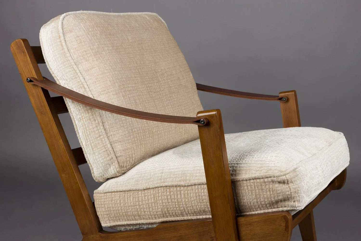 Der Loungesessel Washington vereint edles Mangoholz mit Vintage-Charme und bietet stilvollen Komfort für jeden Raum.