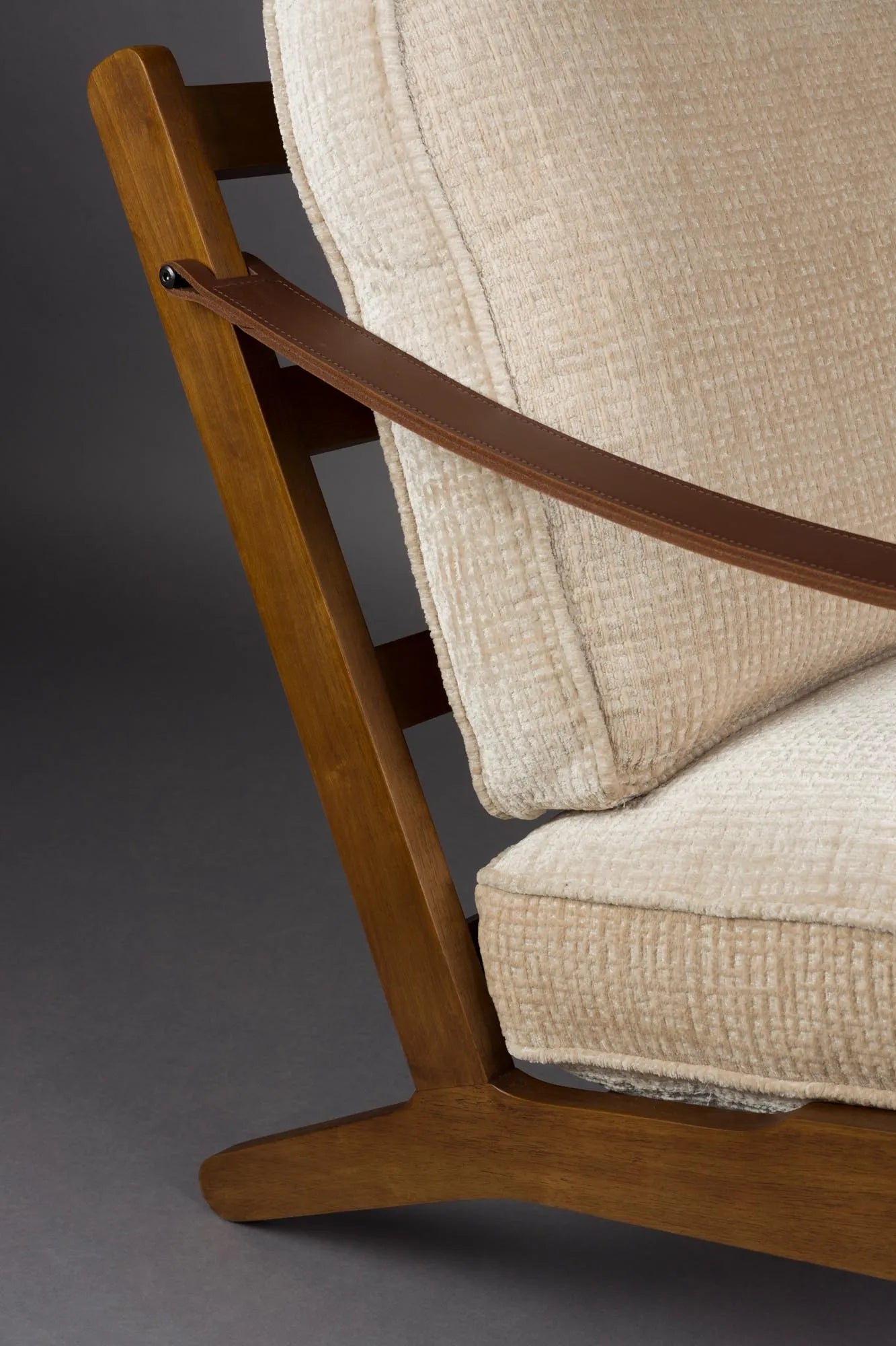Der Loungesessel Washington vereint edles Mangoholz mit Vintage-Charme und bietet stilvollen Komfort für jeden Raum.