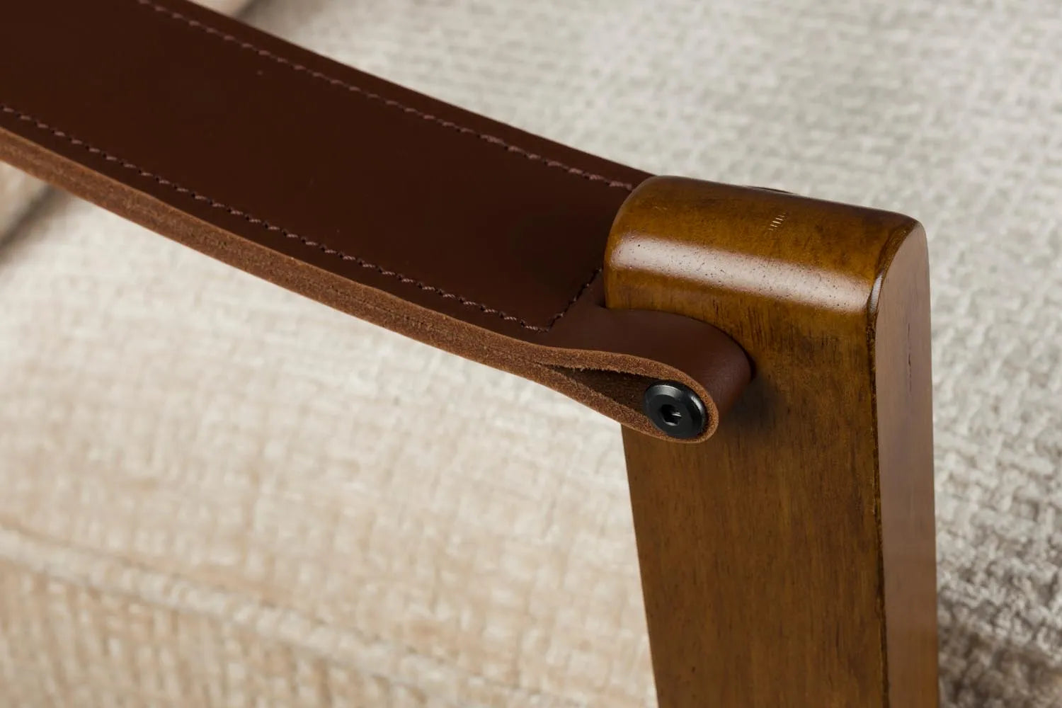 Der Loungesessel Washington vereint edles Mangoholz mit Vintage-Charme und bietet stilvollen Komfort für jeden Raum.