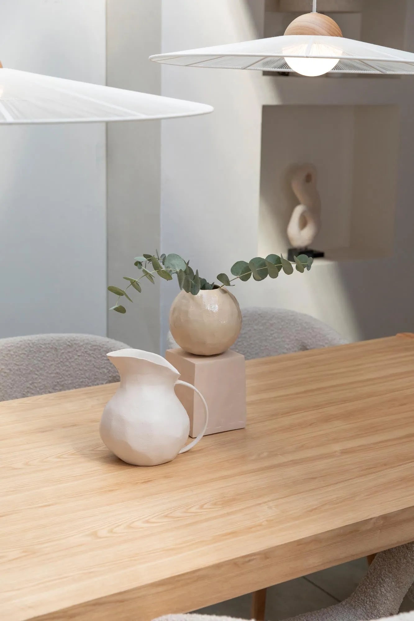 Der Tisch Sticks von Zuiver: Elegantes Design mit Eschenfurnier und stabilen Gummibaumholzbeinen, ideal für jedes Esszimmer.