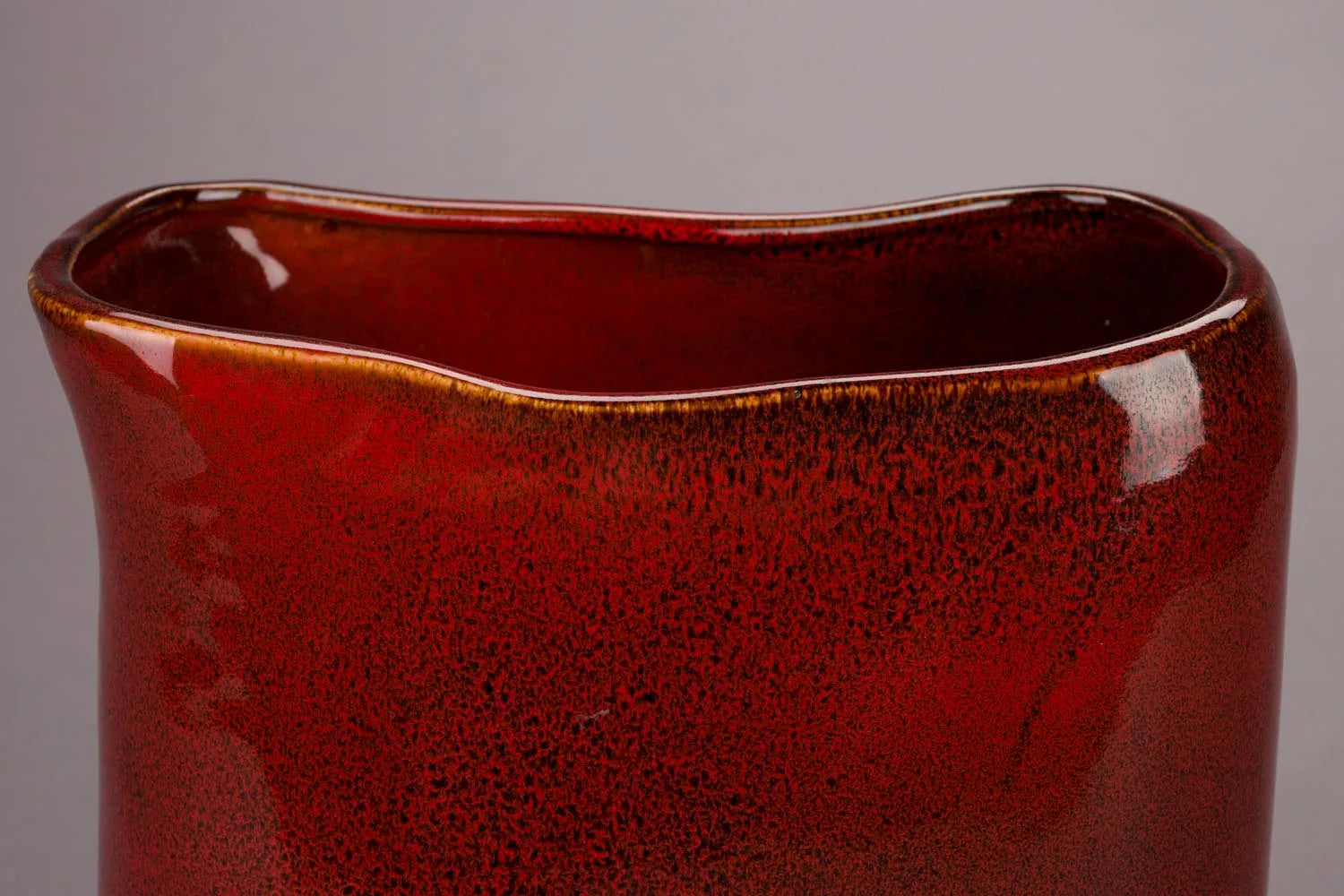 Die Vase Edna M von Dutchbone besticht durch ihr elegantes Design und hochwertige Verarbeitung, ideal für stilvolle Dekoration.