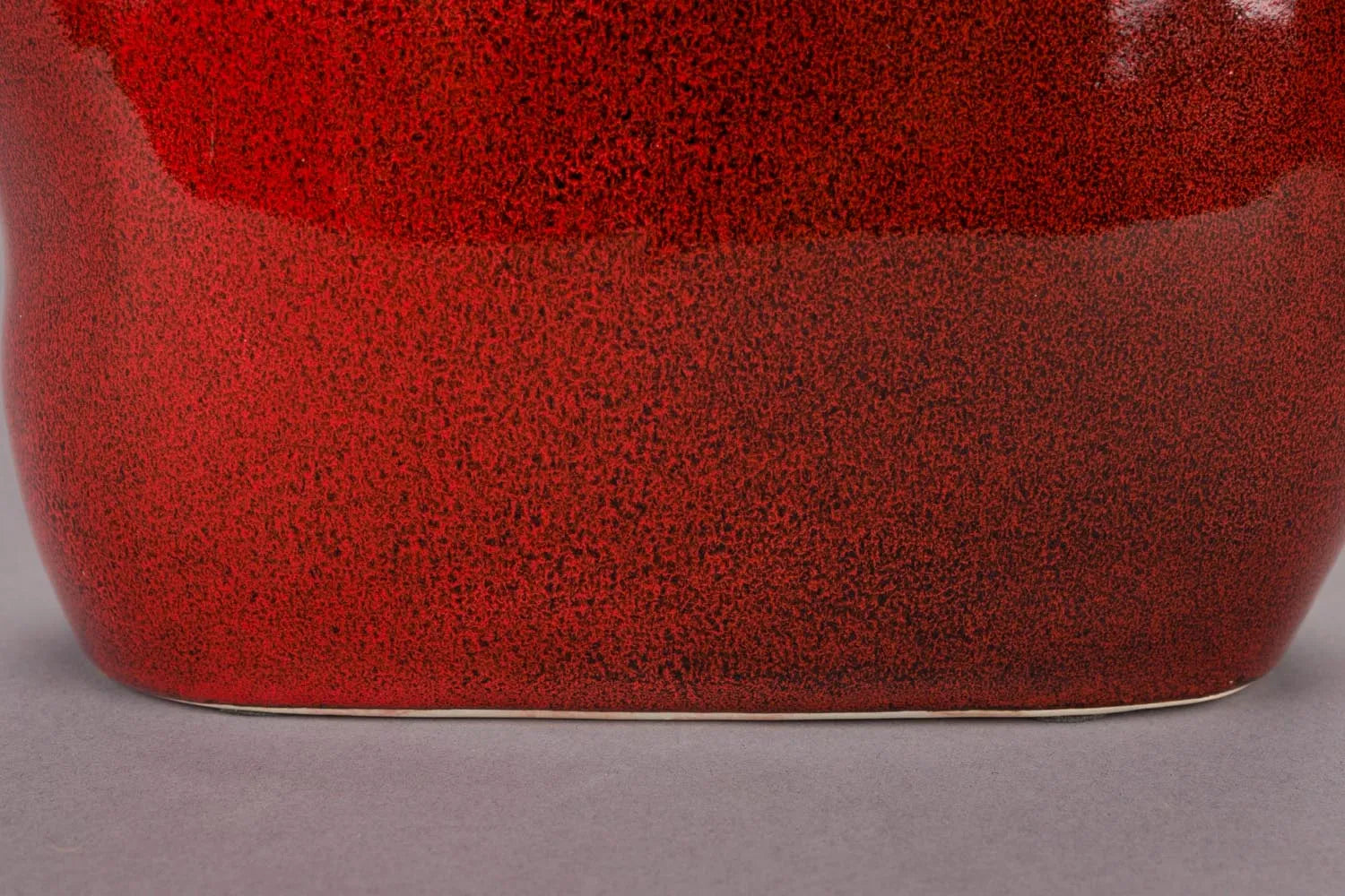 Die Vase Edna M von Dutchbone besticht durch ihr elegantes Design und ergänzt stilvoll jede moderne Einrichtung.
