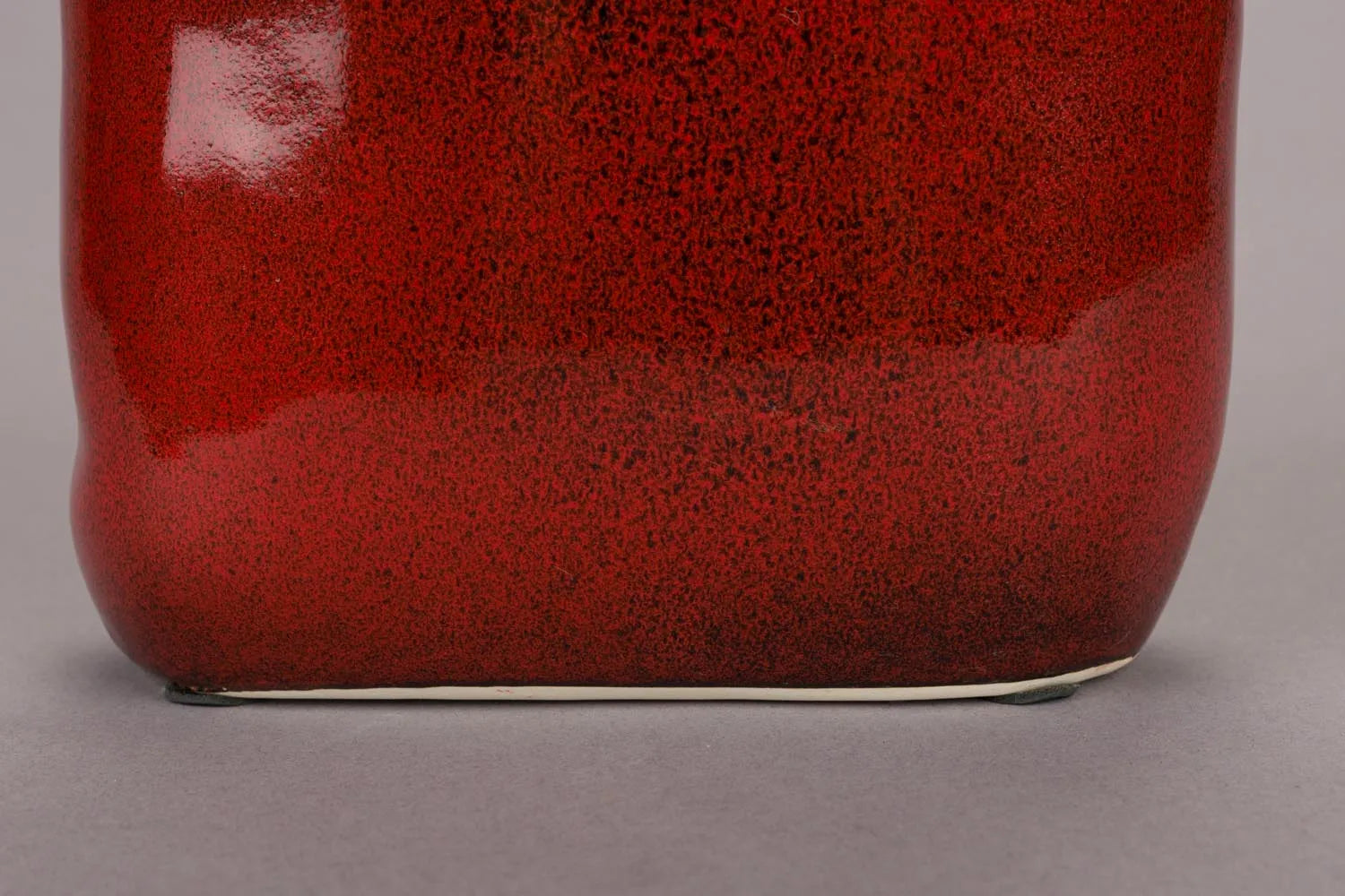Die Vase Edna S von Dutchbone besticht durch ihr elegantes Design und hochwertige Verarbeitung, ideal für stilvolle Dekoration.