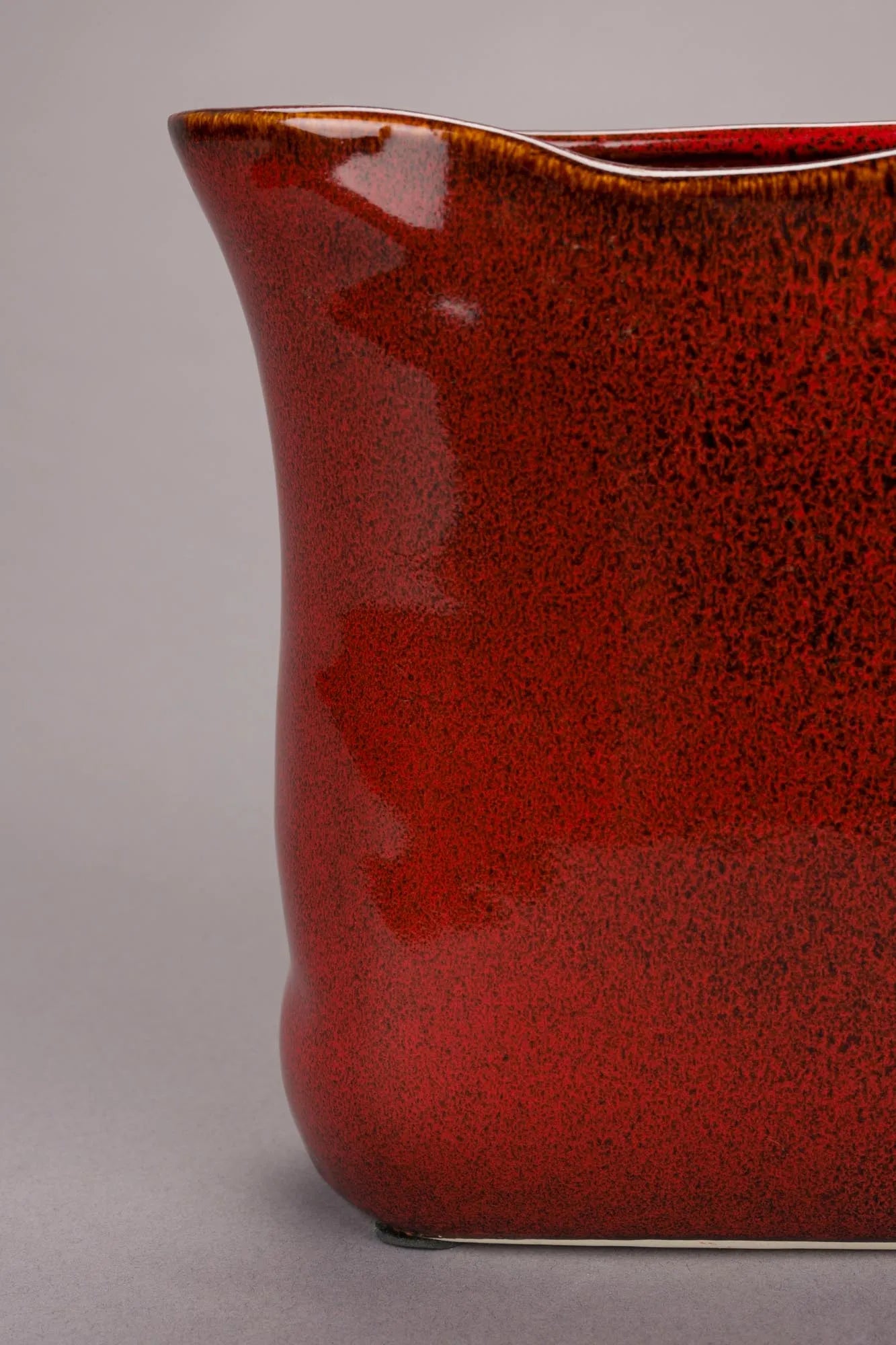 Die Dutchbone Vase Edna S überzeugt mit ihrem stilvollen Look und hochwertiger Qualität, perfekt für moderne Wohnräume.