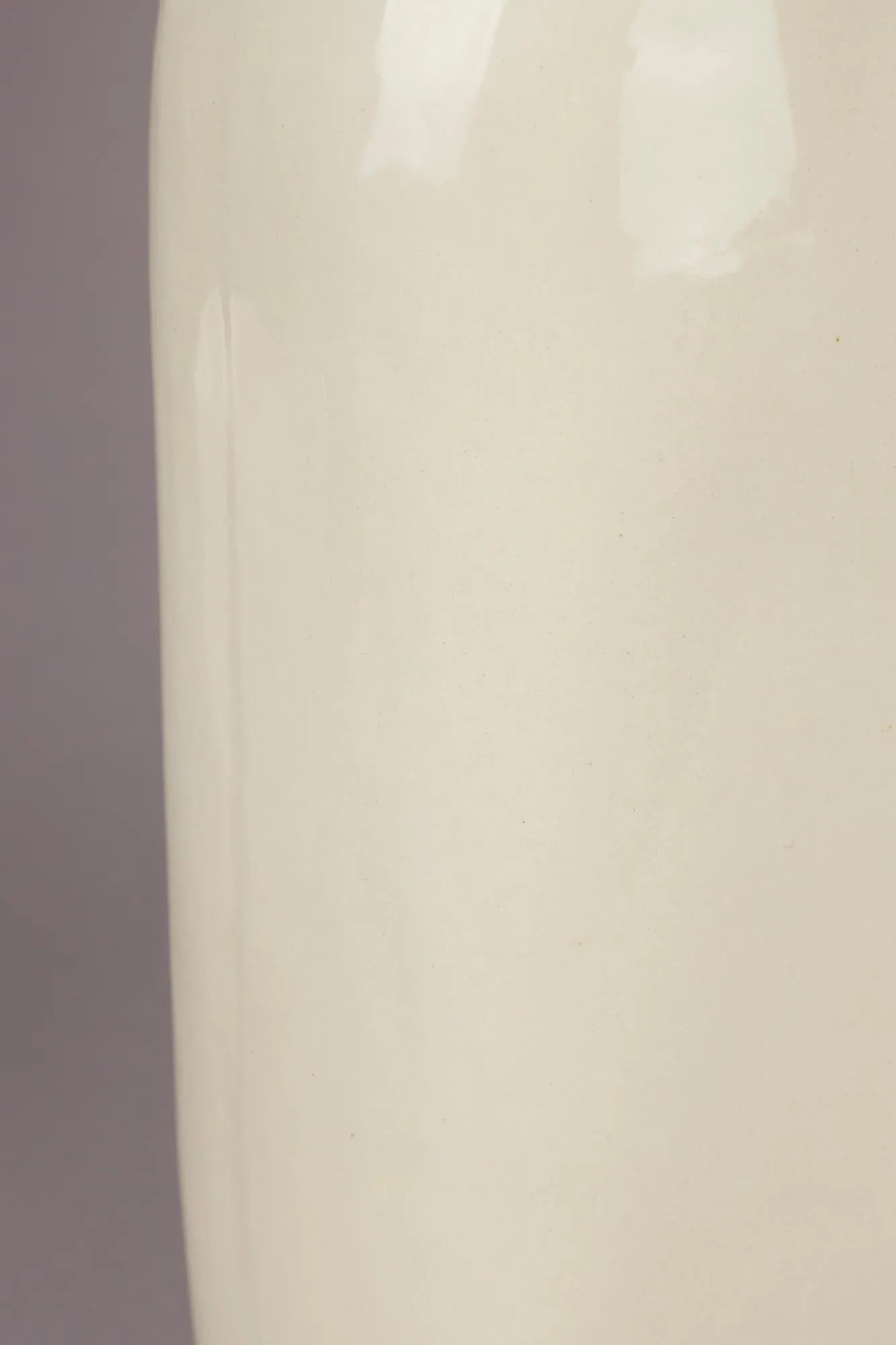 Die Vase Edna M von Dutchbone vereint modernes Design mit zeitloser Eleganz und ist ein stilvoller Blickfang für Ihr Zuhause.