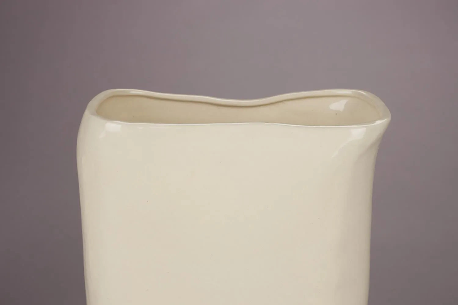 Die Vase Edna M von Dutchbone besticht durch ihr elegantes Design und ist ein stilvolles Highlight für jedes moderne Zuhause.