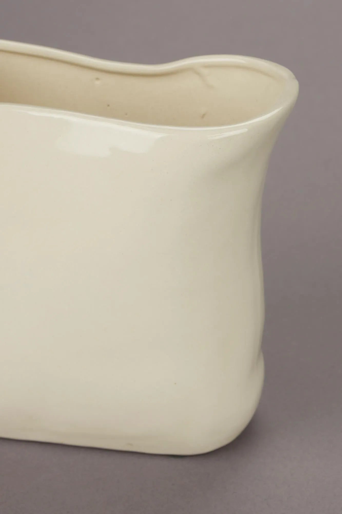 Die Vase Edna S von Dutchbone besticht durch ihr modernes Design und hochwertige Verarbeitung, ideal für stilvolle Räume.