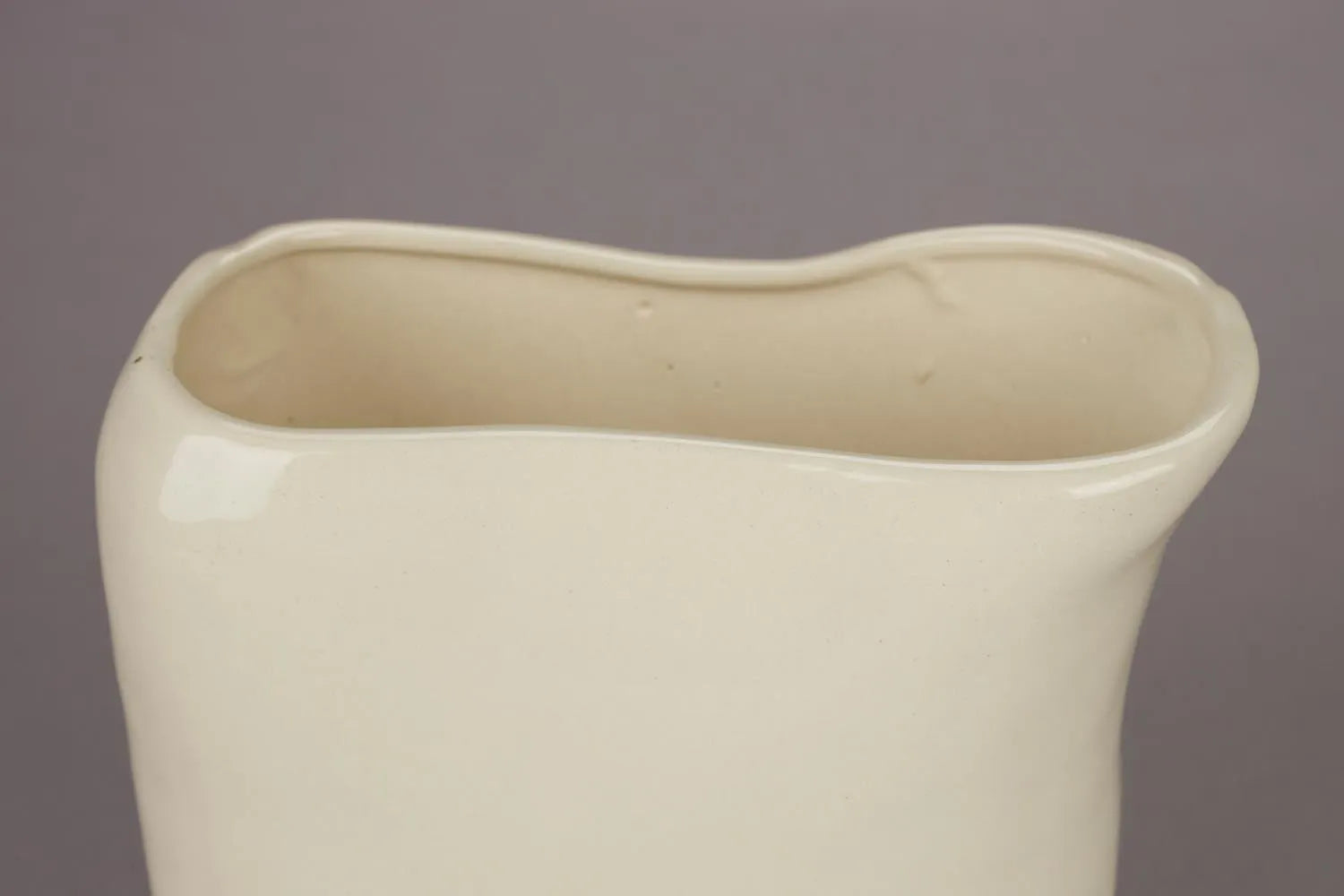 Die Dutchbone Vase Edna S vereint modernes Design mit Qualität, perfekt für elegante Wohnräume und stilvolle Dekoration.