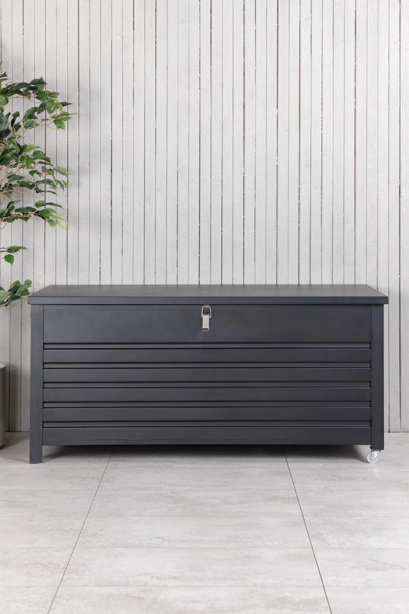 Robuste Elsa Kissenbox von Venture Home für stilvolle Aufbewahrung.