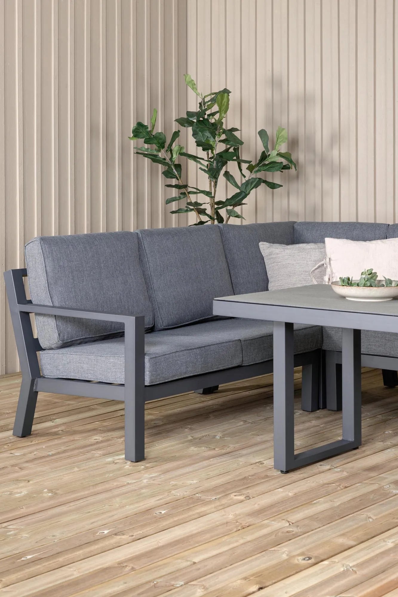 Ecksofa Barcelona 140cm: Eleganz und Entspannung im Freien genießen.