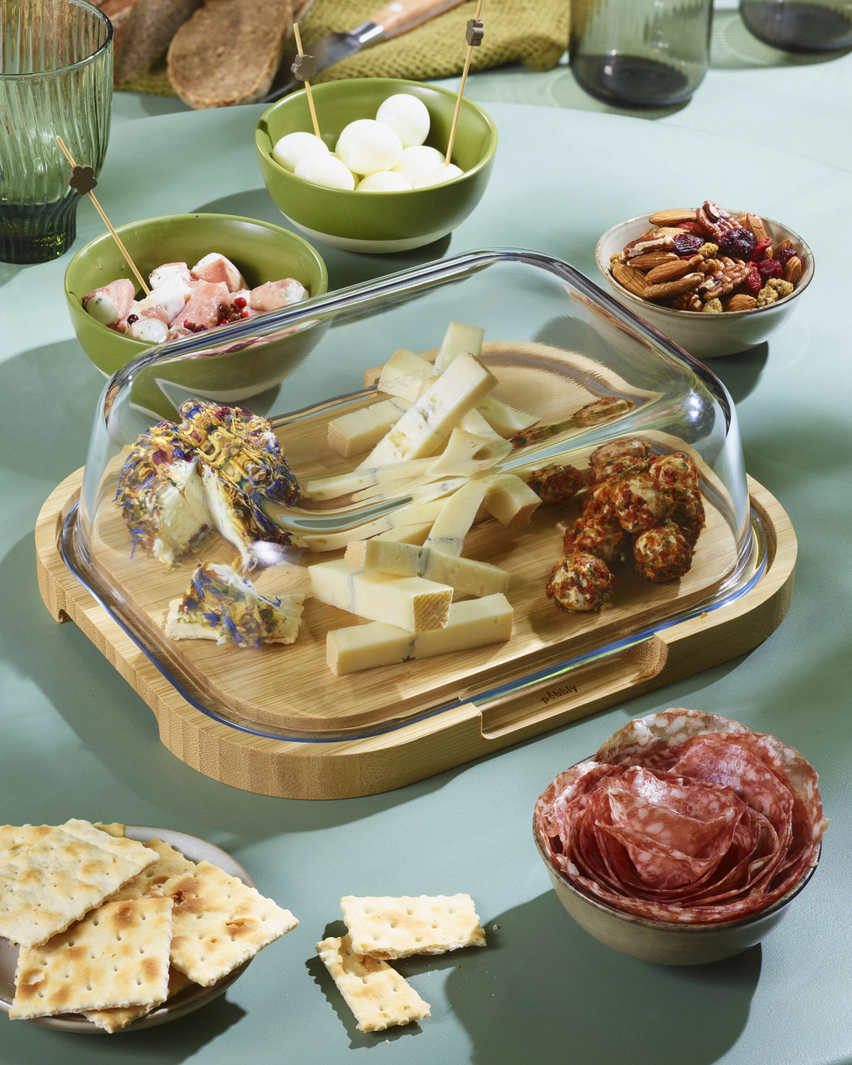Pebbly Käsebox mit Glasdeckel inkl. Bambus-Brett 27x21.5x9.5 in Braun präsentiert im Onlineshop von KAQTU Design AG. Käsezubehör ist von Pebbly