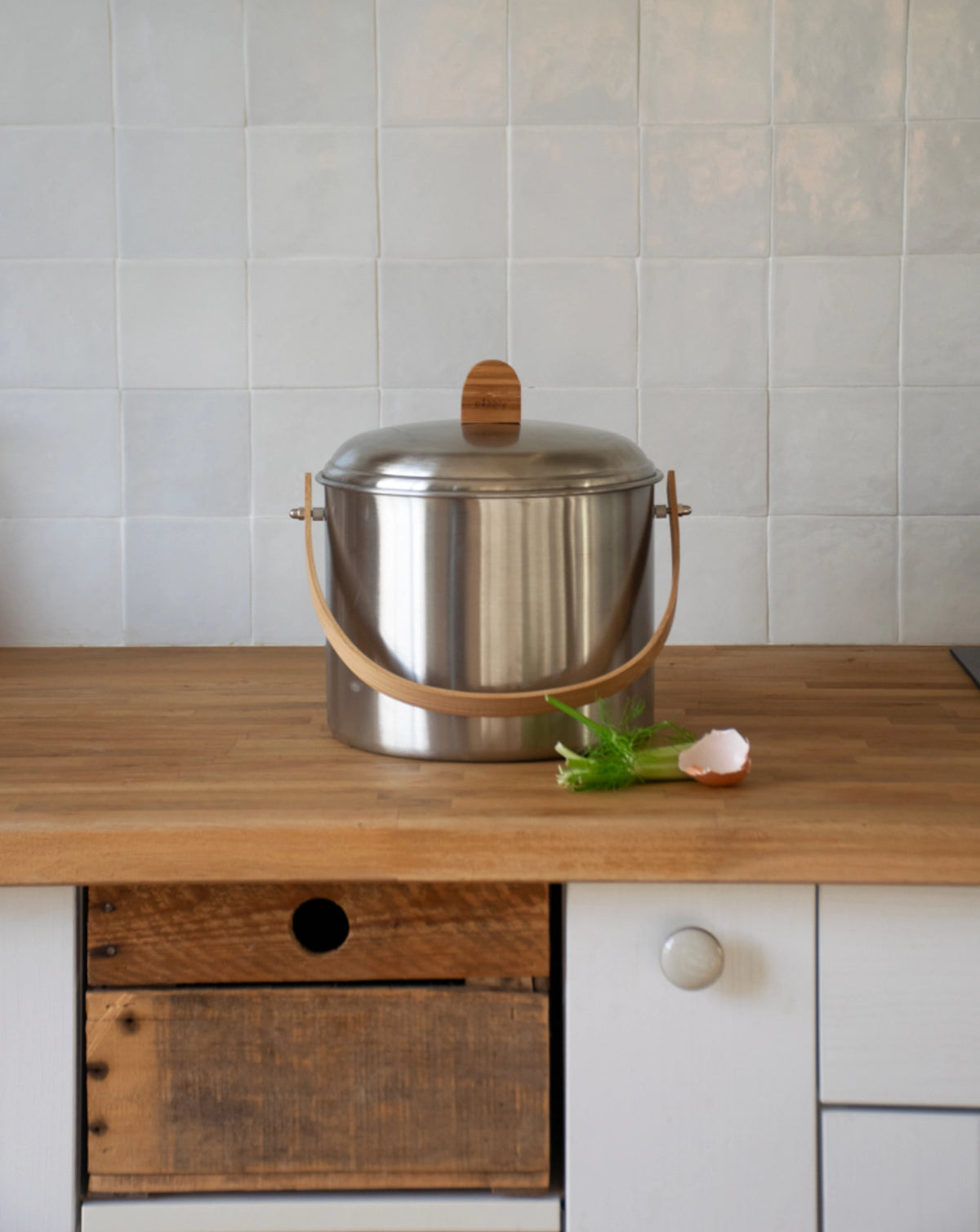 Pebbly Kompostbehälter 7L Edelstahl u. Bambus mit Kohlefilte in Silber präsentiert im Onlineshop von KAQTU Design AG. Aufbewahrungsbehälter ist von Pebbly