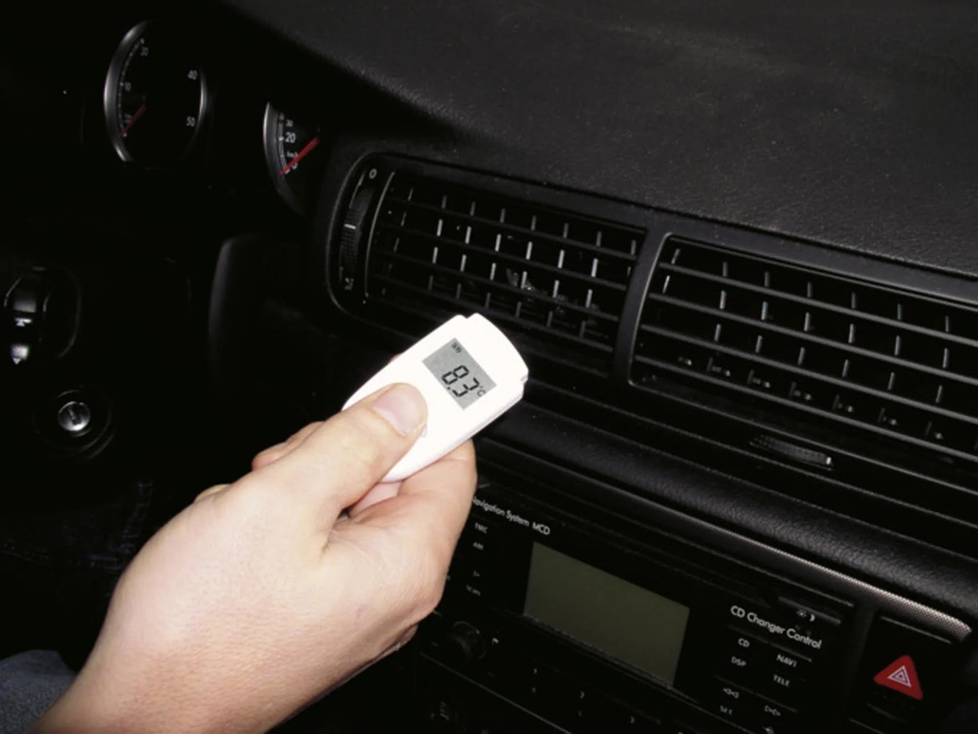 Kompaktes TFA Infrarot-Thermometer für präzise Temperaturmessung.