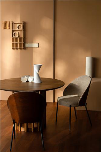 Stuhl Rodin in Beige / Schwarz präsentiert im Onlineshop von KAQTU Design AG. Schalenstuhl ist von Dutchbone