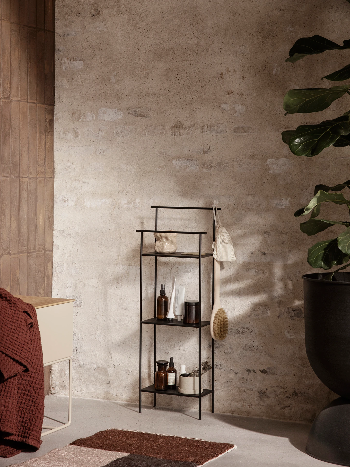 Dora Regal in Schwarz präsentiert im Onlineshop von KAQTU Design AG. Standregal ist von Ferm Living