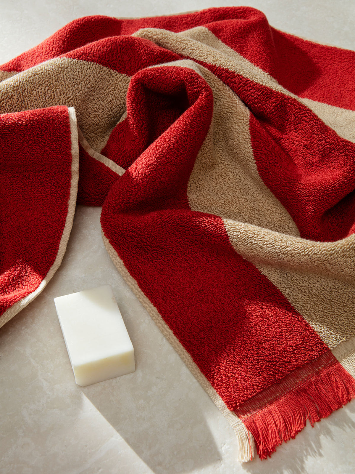 Alee Handtuch in Beige / Rot präsentiert im Onlineshop von KAQTU Design AG. Handtuch ist von Ferm Living