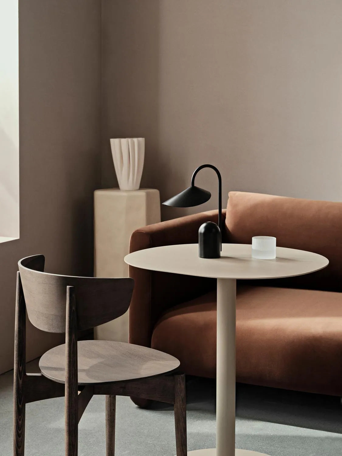 Eleganter Pond Tisch von Ferm Living für drinnen und draußen.