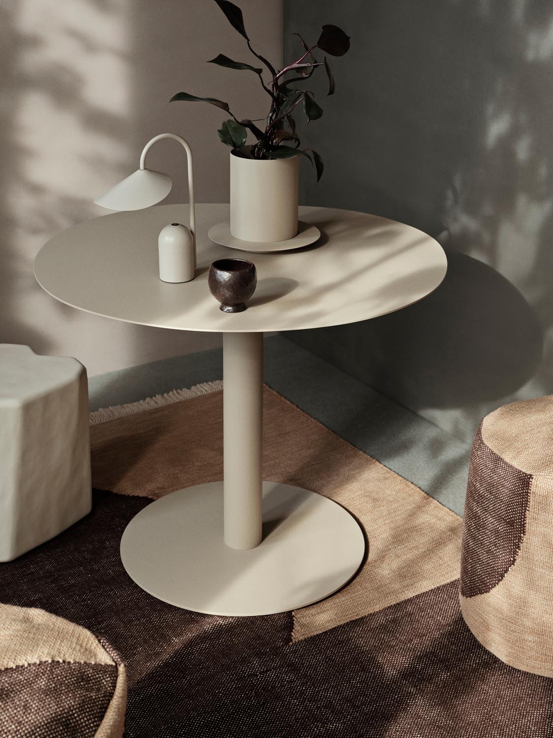 Eleganter Pond Esstisch von Ferm Living in Cashmere, ideal für stilvolle Essbereiche und gesellige Runden.